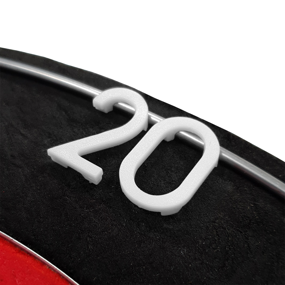 Ring-Weiss_McDart_Dartboard_Ersatz-Zahlenring_Ersatznummern_Weiss_6 Auf dem Bild ist ein weißer Nummernring mit der Zahl "20" auf einem Dartboard zu sehen. Es handelt sich um ein Ersatz-Zahlenring-Produkt für Dartboards.