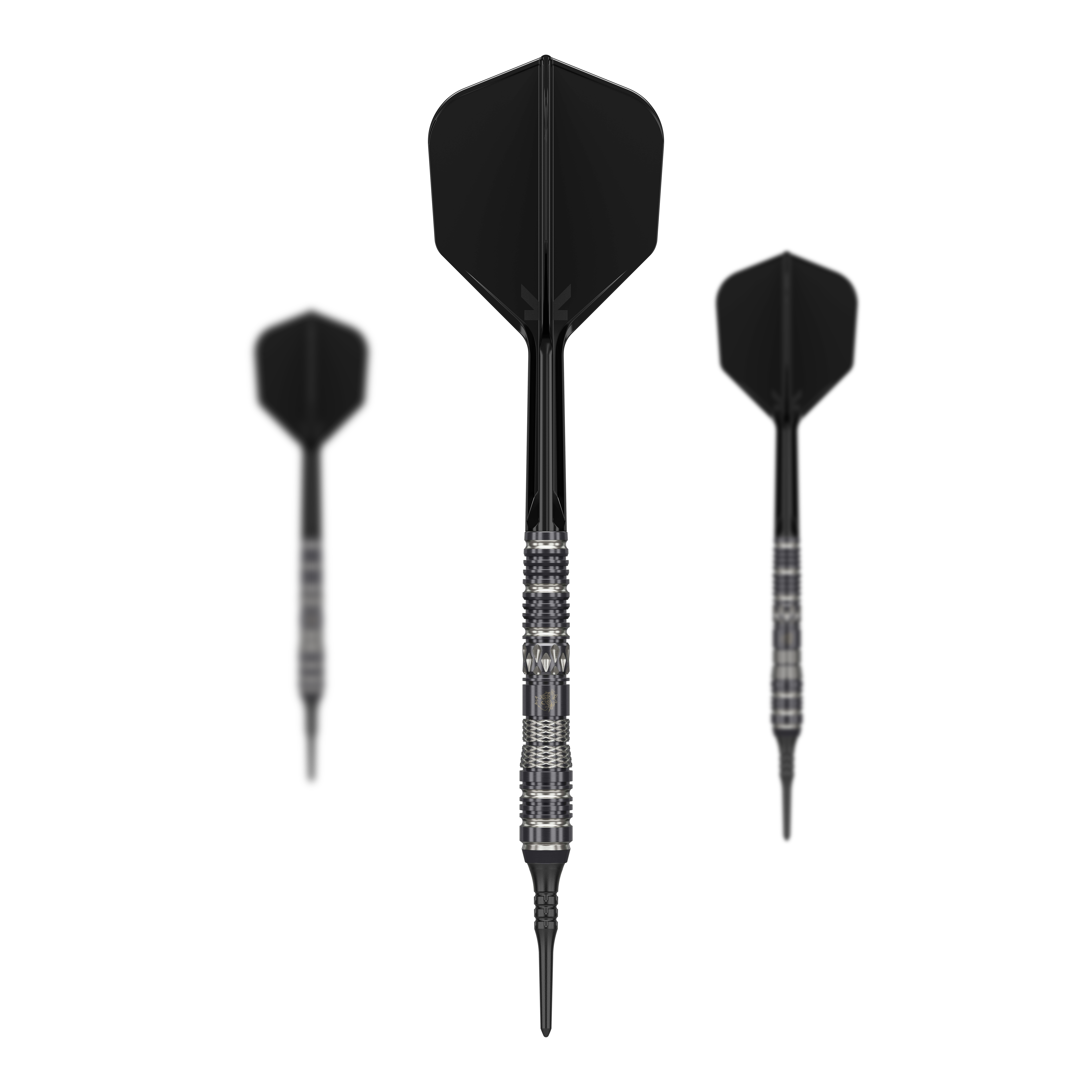 Target Japan Black Marque Dragon 3 miękkie lotki - 18 g Das Bild zeigt drei schwarze Softdarts aus der Serie "Target Japan Black Marque Dragon 3" mit einem Gewicht von 18g. Der mittlere Dart ist zentral und größer dargestellt, während die beiden anderen im Hintergrund stehen.