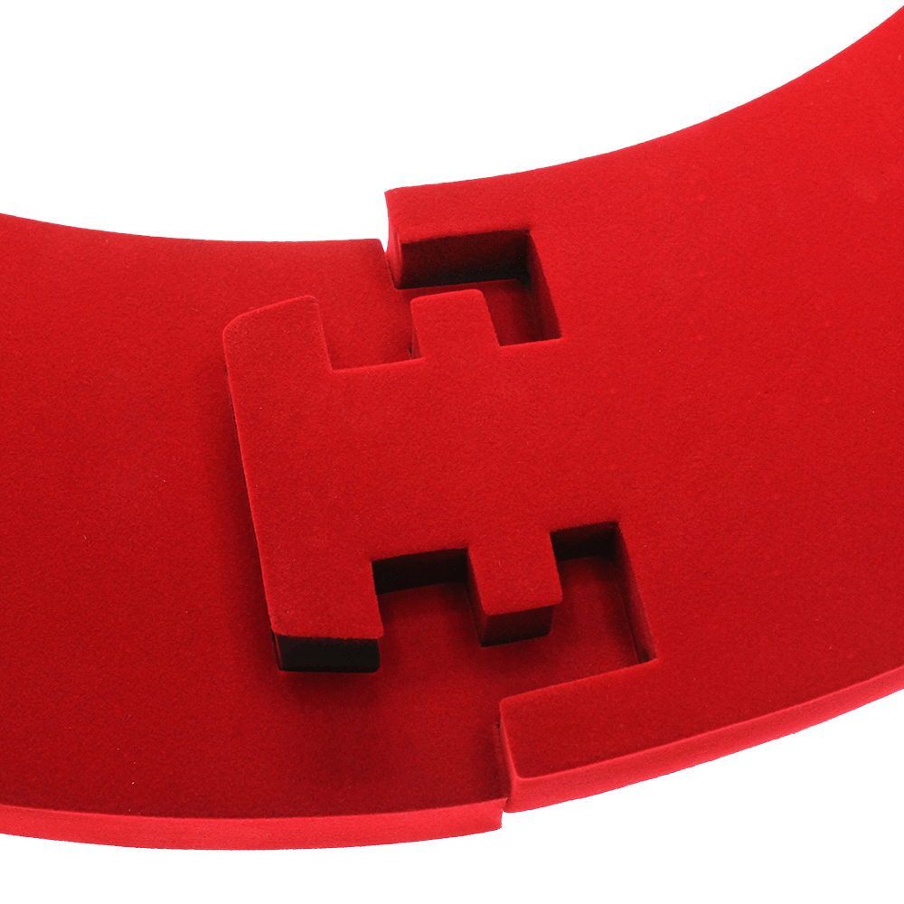DBS3R_Bulls_Quarterback_Surround_Rot_4 Das Bild zeigt ein rotes, gebogenes Produkt mit Aussparungen und einem passgenauen Einsatz. Es handelt sich um den "Quarterback Surround".