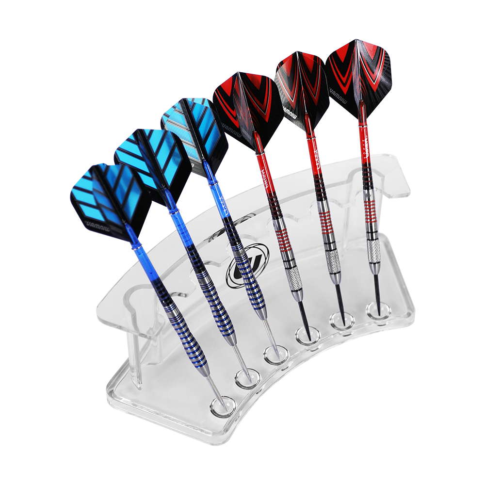 8435_Winmau_Wave_Dart_Display_Stand_1 Das Bild zeigt den Winmau Wave Dart Display Stand mit sechs aufgestellten Darts. Drei Darts haben blaue Flights, die anderen drei rote Flights.