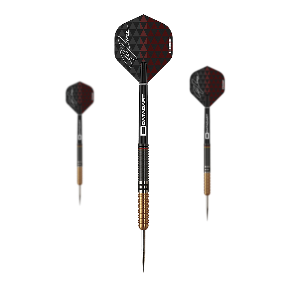 Datadart Christian Bunse Gold Black Steeldarts Auf dem Bild sind drei Steeldarts mit schwarzen und goldenen Akzenten zu sehen. Die Flights haben ein rot-schwarzes Dreiecksmuster und sind mit einer weißen Unterschrift versehen.