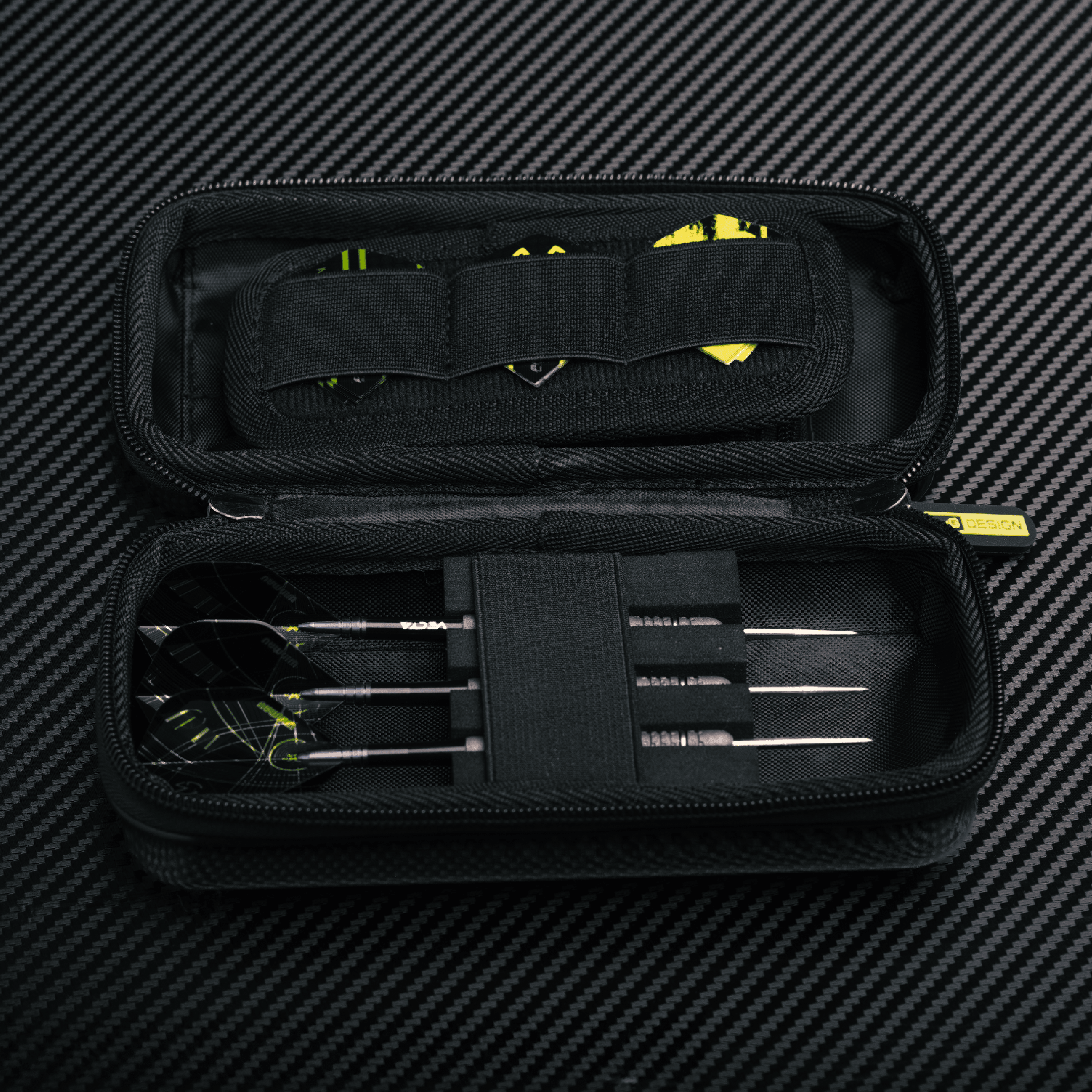 Portfel do rzutek Winmau Armor G1 Michael Van Gerwen Das Bild zeigt das Winmau Armor G1 Michael Van Gerwen Dartwallet. Es ist eine spezielle Darttasche für Dartzubehör.