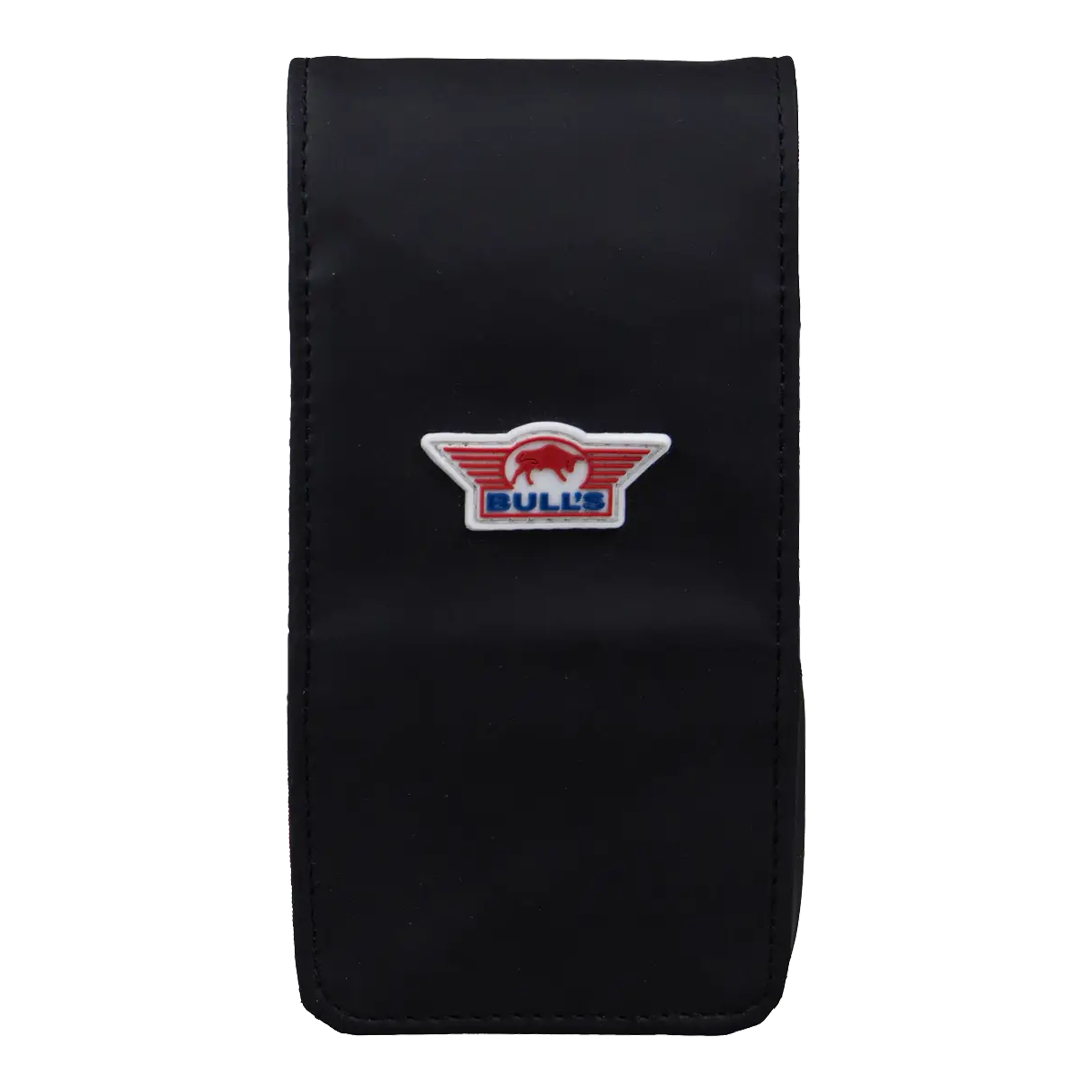 Das Bild zeigt das Bulls NL Spacecase Softcase in Schwarz-Rot. Das Softcase dient zur Aufbewahrung von Darts und Zubehör.