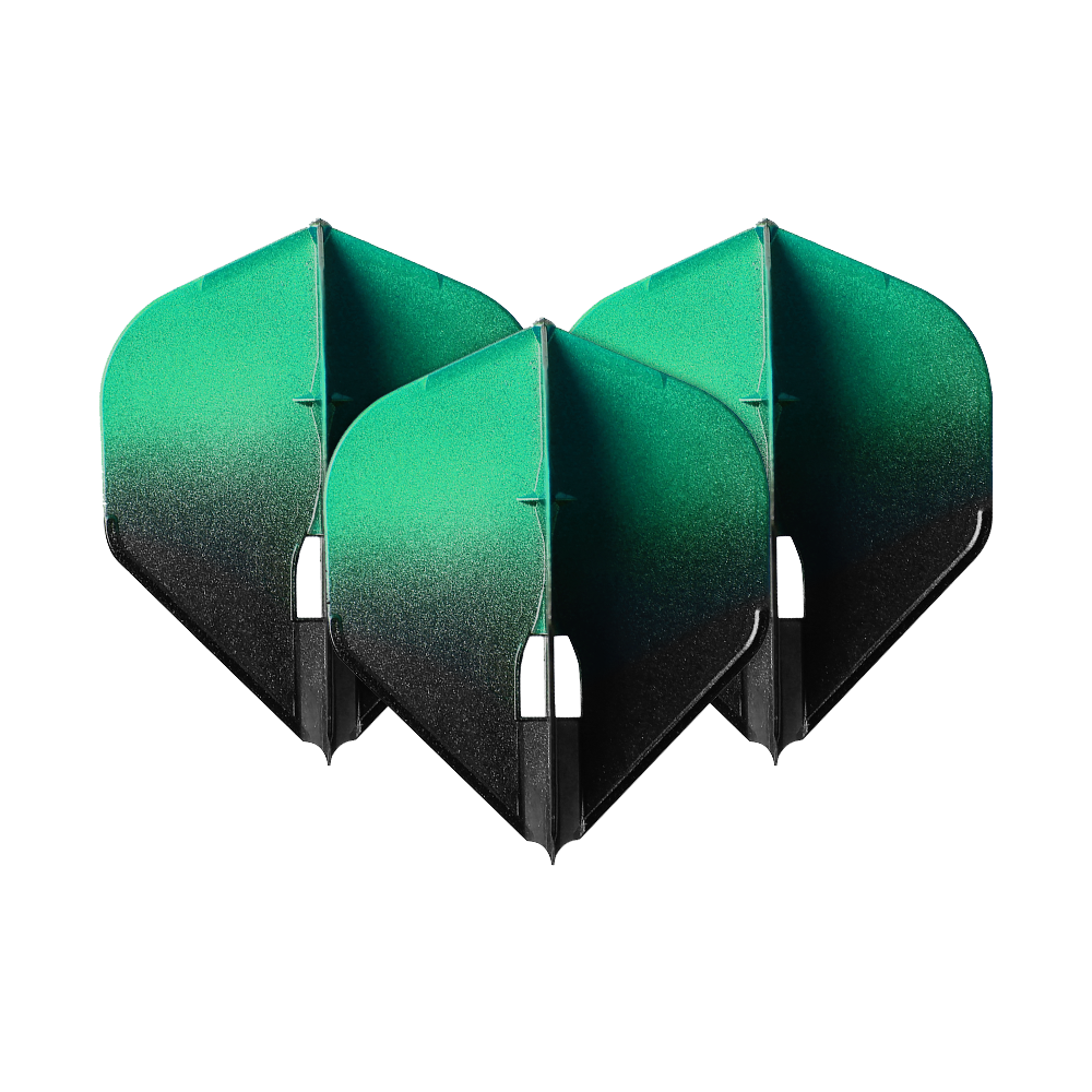 Loty L-Style Two Tone L1PRO Das Bild zeigt drei grün-schwarze Dartflights in einer Zweiton-Optik. Sie sind nebeneinander angeordnet und haben eine auffällige Farbverläufe von grün zu schwarz.