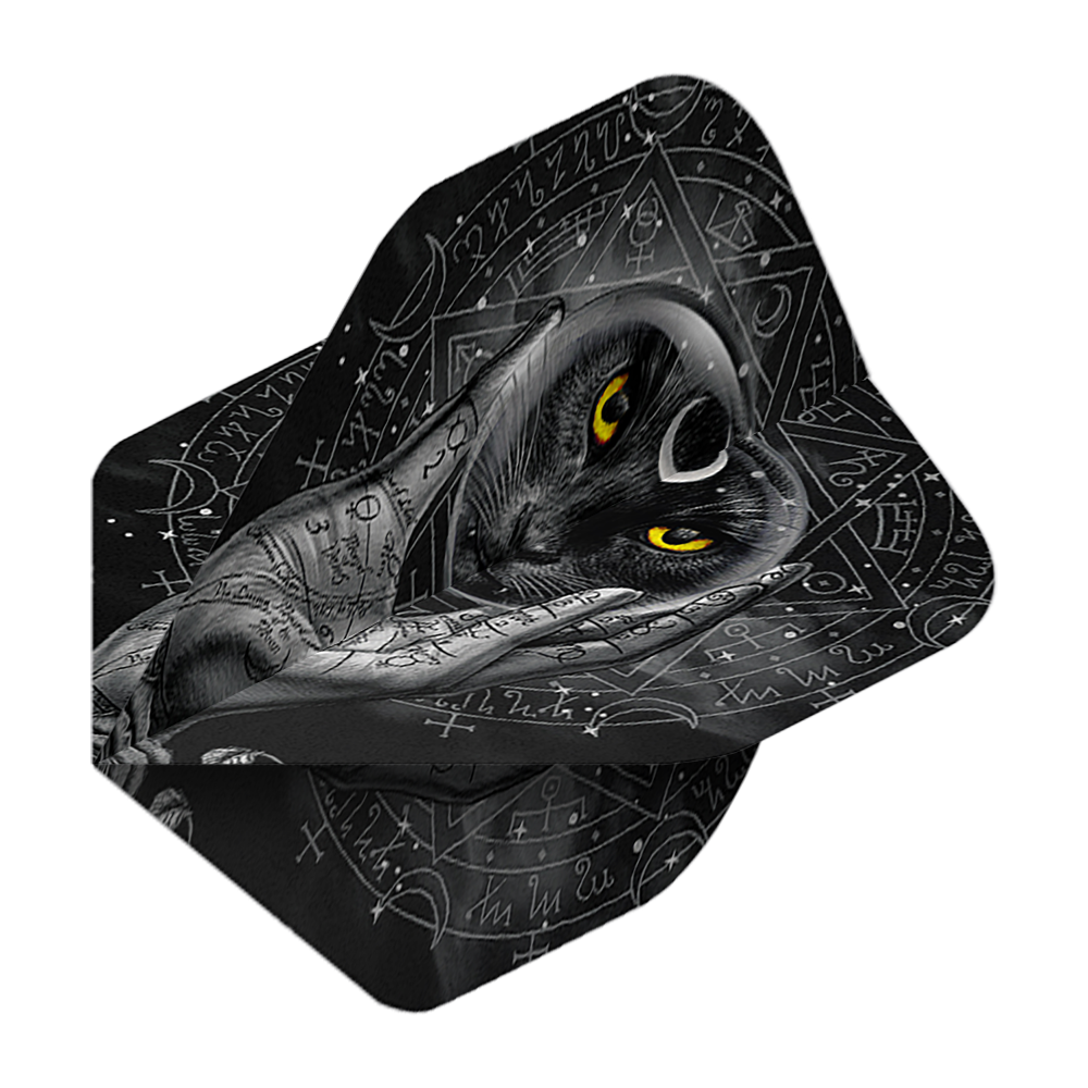 Alchemia Grimalkins Glass No2 Standard Flights Das Bild zeigt ein Dartflight mit einem schwarzen Katzenmotiv und leuchtend gelben Augen. Im Hintergrund sind mystische Symbole und eine beschriebene Hand zu sehen.