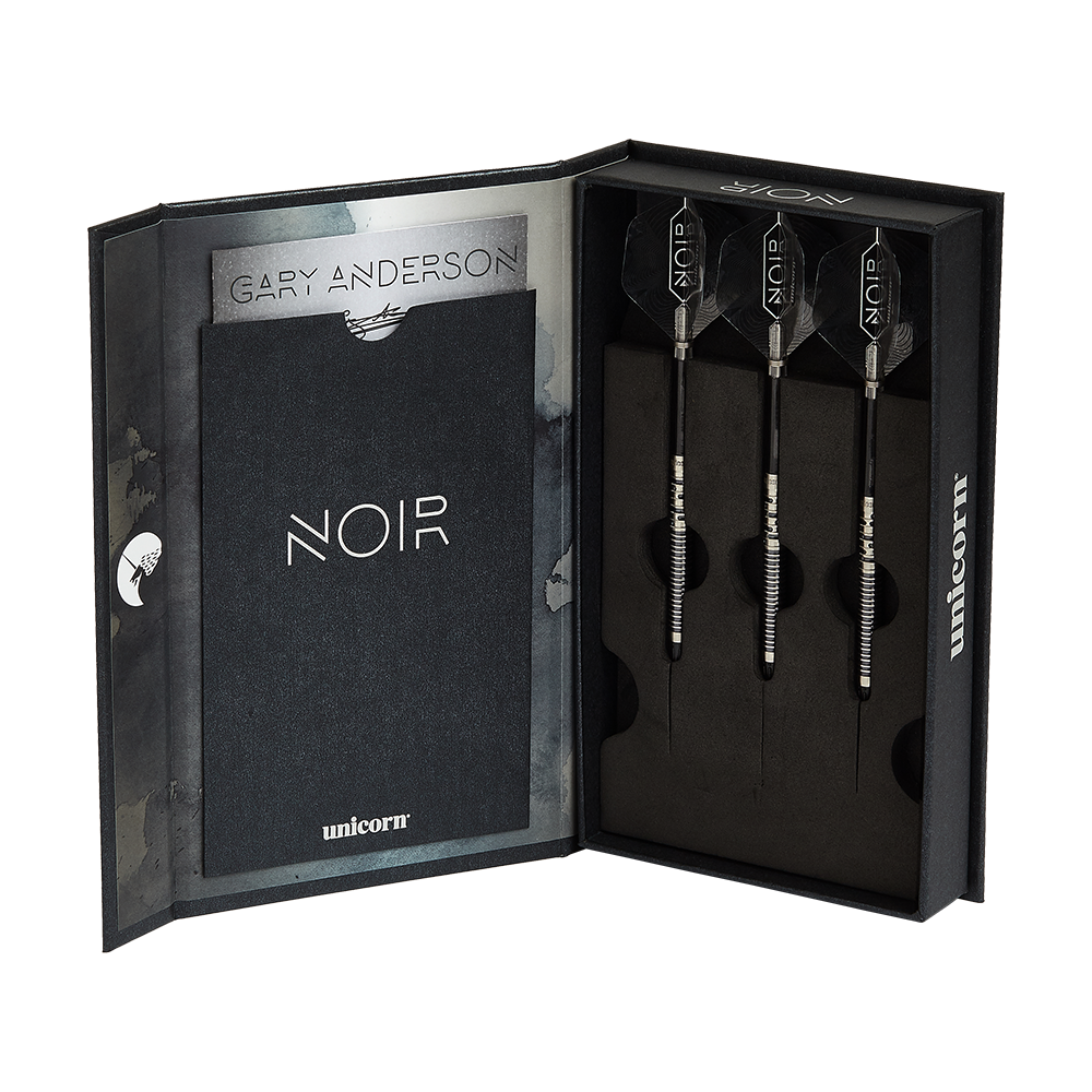 23831_Unicorn_Noir_Gary_Anderson_Phase_5_Softdarts_3 Die Abbildung zeigt ein Set der „Unicorn Noir Gary Anderson Phase 5 Softdarts“ in einer eleganten Box. Im rechten Teil der Schachtel sind drei schwarze Darts ordentlich nebeneinander platziert.