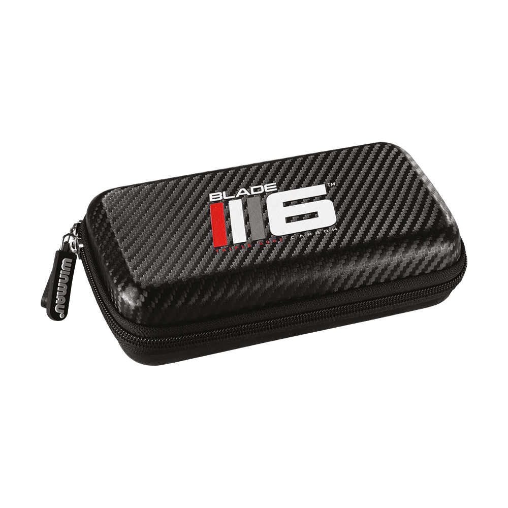 8334_Winmau_Blade6_Dartcase_1 Das Bild zeigt ein schwarzes Dartcase mit der Aufschrift "Blade 6" auf dem Deckel. Das Etui besitzt eine Reißverschlussöffnung und ein modernes Carbon-Design.