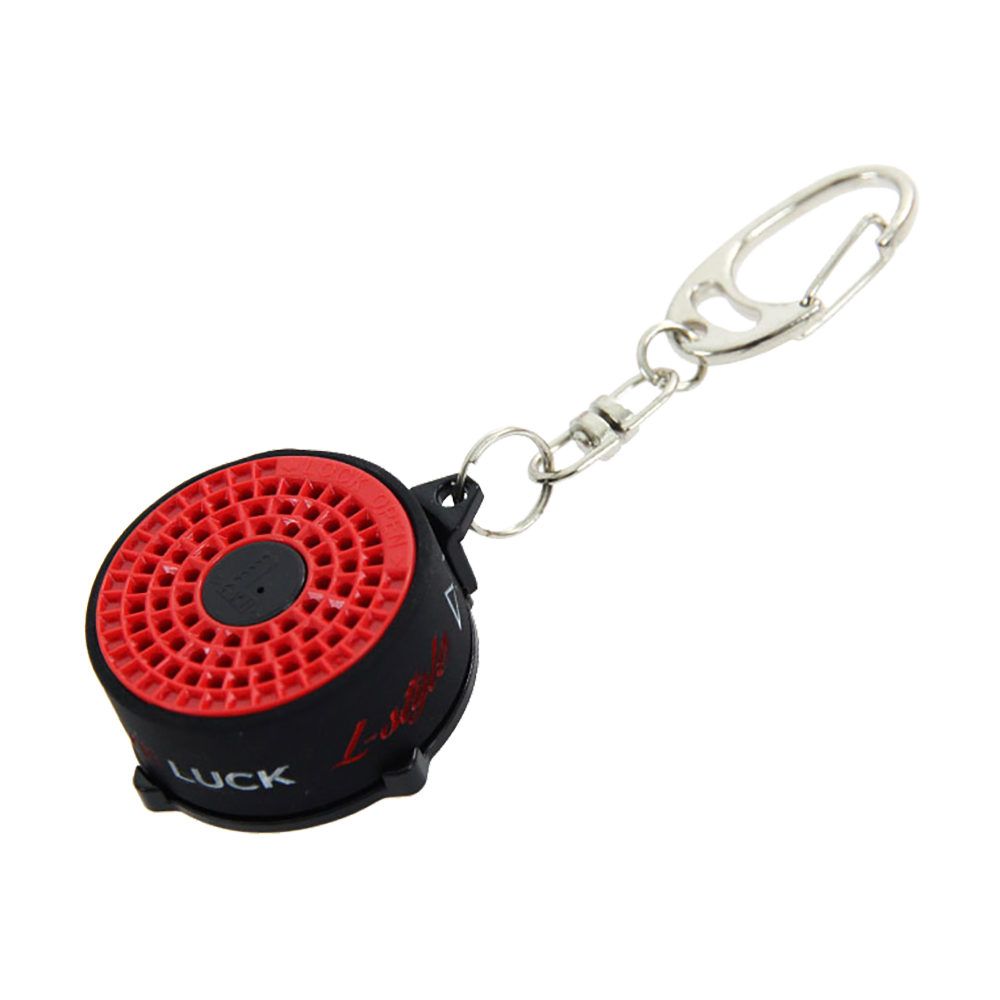 LSF18_L-Style_Bull_Spitzen-und-Shaftrestentferner_1 Das Bild zeigt den "L-Style BULL Spitzen- und Shaftrestentferner" mit einem Schlüsselanhänger. Das Produkt ist rund, überwiegend schwarz mit einer roten Oberseite.