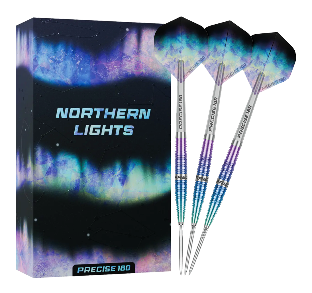 Hier sind die Precise 180 Northern Lights Steeldarts vollständig zu sehen. Die Darts liegen nebeneinander und zeigen ihre detailreiche Gestaltung.