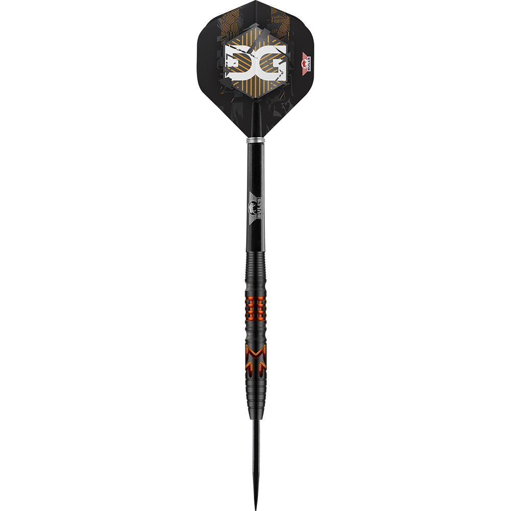 BU26223_BullsNL_Martijn_Kleermaker_90_Steeldarts_1G17qxgyDUNDB9 Das Bild zeigt einen schwarzen Steeldart mit orangenen Akzenten. Auf dem Flight ist ein auffälliges, geometrisches Muster zu sehen.