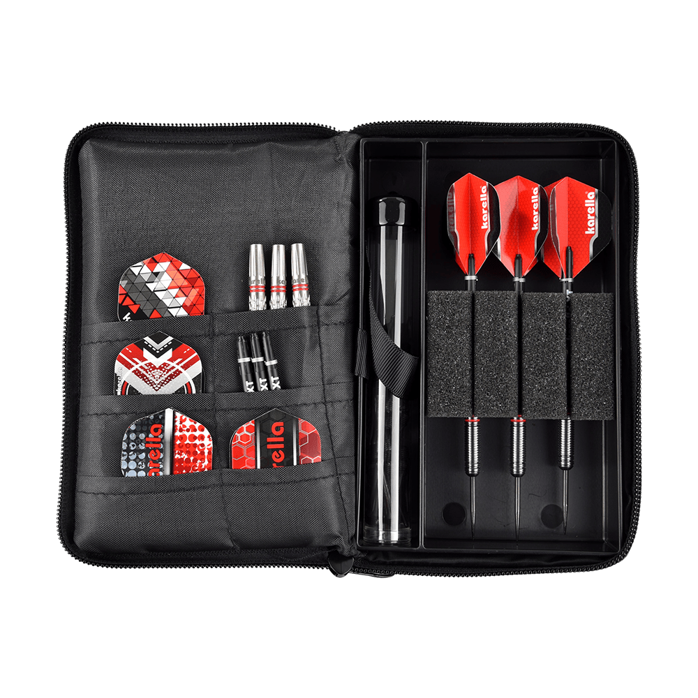 _The_Pak_Dartcase_OPEN_2u16AExJp5FCXz Die Abbildung zeigt das Produkt „The Pak Jeans Edition Darttasche“. In der Tasche befinden sich Dartpfeile, Flights und weiteres Dartzubehör ordentlich sortiert.