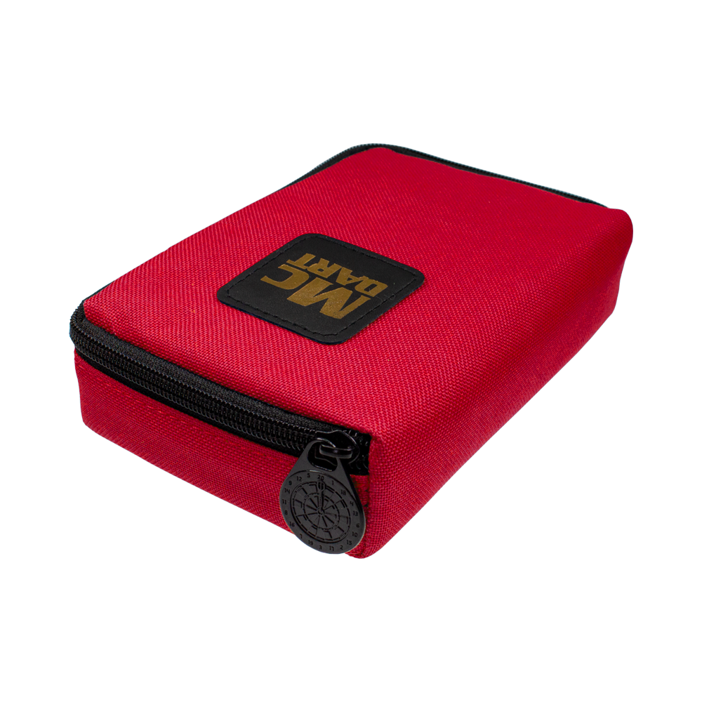 Auf dem Bild ist eine kleine, rote Tasche mit Reißverschluss zu sehen. Auf der Tasche befindet sich ein schwarzes Patch mit der goldenen Aufschrift "MC DART".