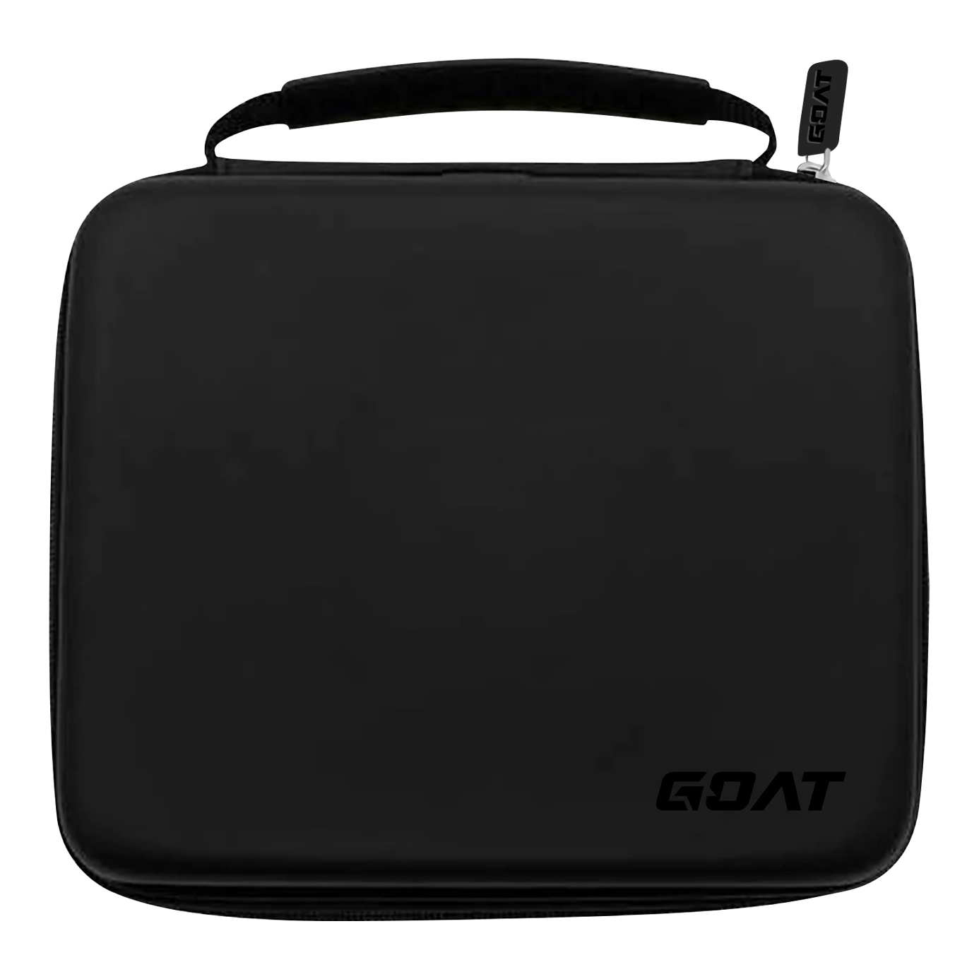Das Bild zeigt ein schwarzes, rechteckiges Etui mit einem Henkel oben. In der unteren rechten Ecke befindet sich das Logo „GOAT“.