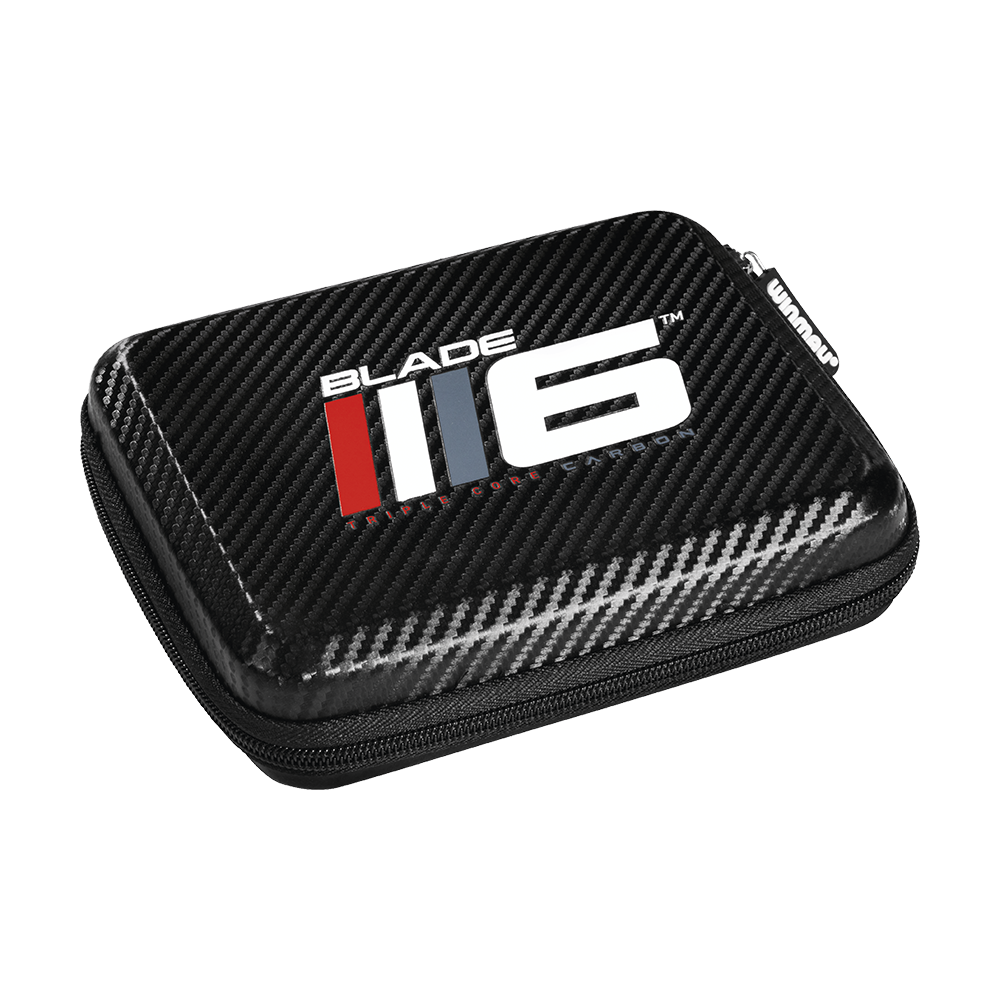 8134_Winmau_Blade_6_XL_Dartcase_1 Das Bild zeigt ein Winmau Blade 6 XL Dartcase. Die Darttasche ist schwarz mit einem Carbon-Look und einem großen "Blade 6" Logo auf dem Deckel.
