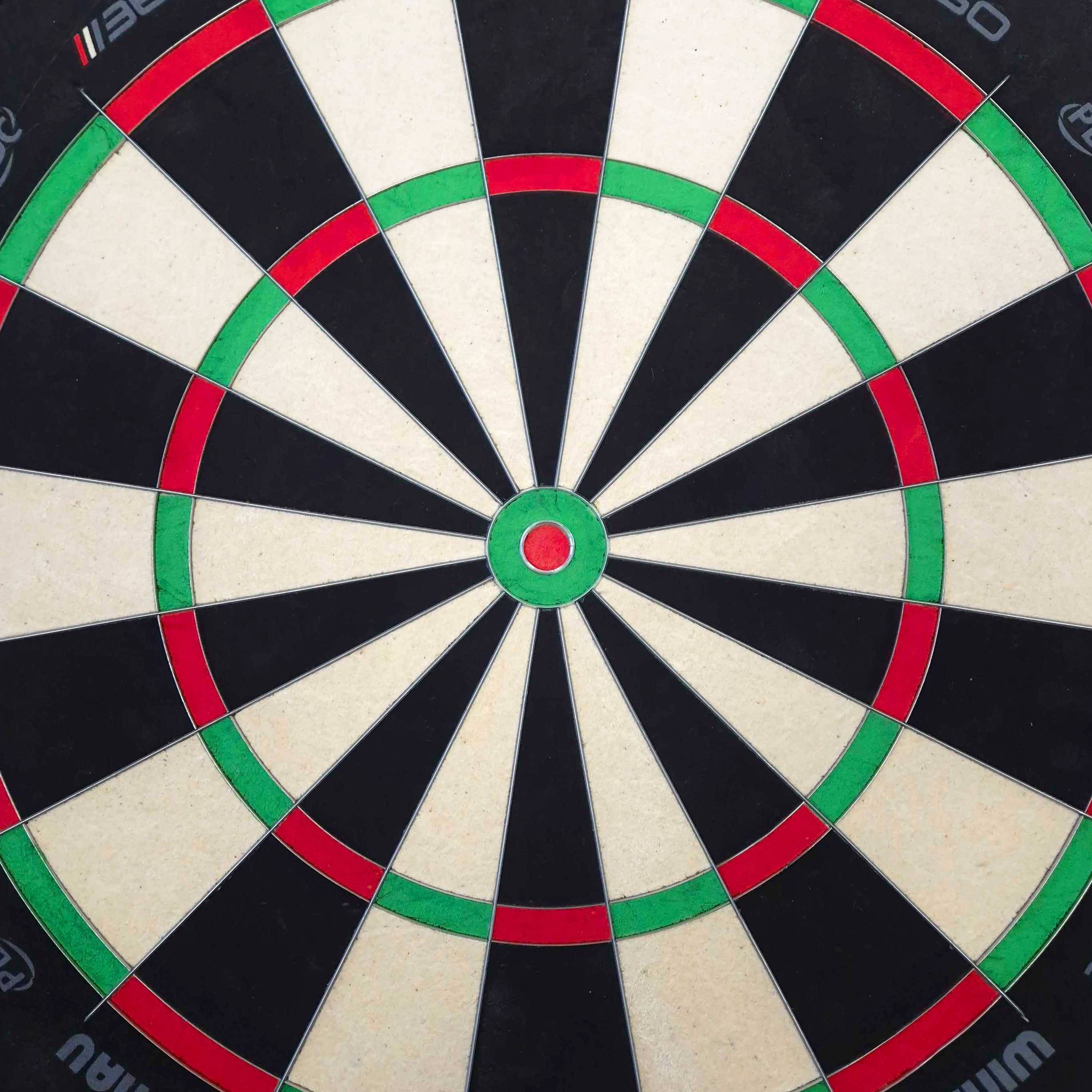 Tarcza do darta Winmau Blade 6 Triple Core 360 ze stali Der Bildinhalt ist unbekannt, aber der Dateiname verweist auf ein Winmau Blade 360 Steeldartboard. Es könnte ein weiteres Produktfoto eines Steeldartboards sein.