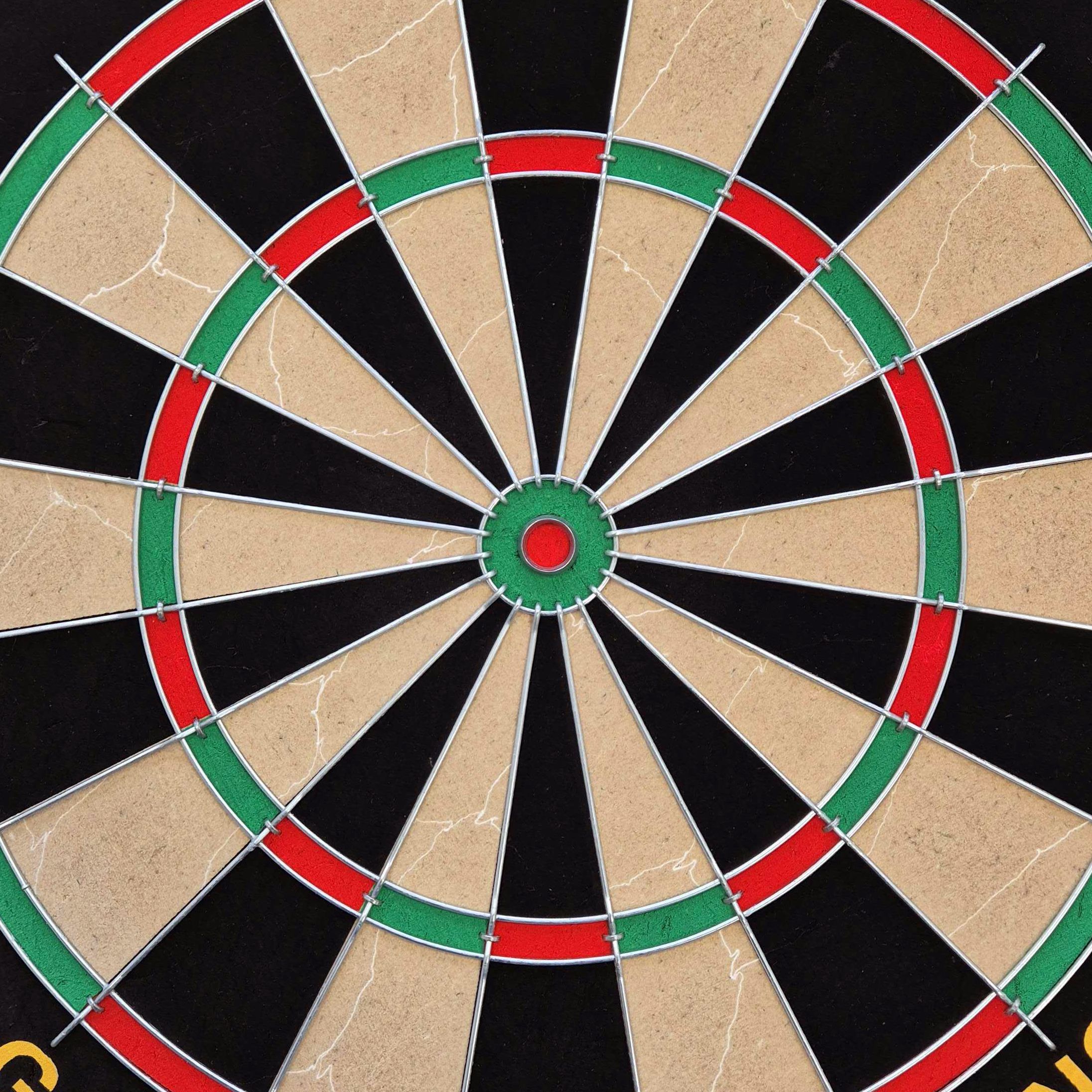 Zestaw tarcz do darta ze stali Target Gabriel Clemens Das Bild zeigt eine klassische Steeldart-Scheibe mit schwarz, rot, grün und beigen Feldern. Es handelt sich um das Produkt "Target Gabriel Clemens Steeldartboard Set".