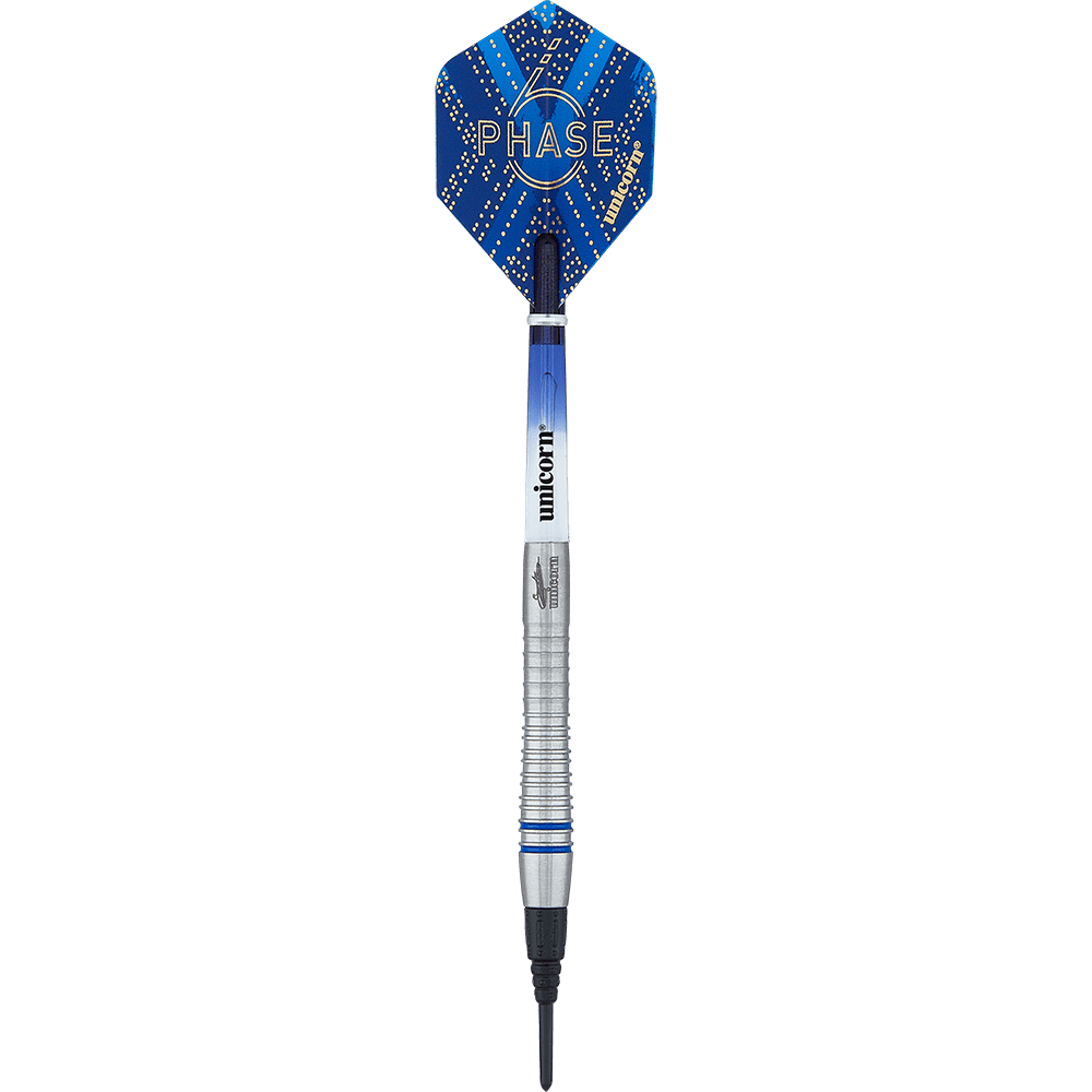 04504_Unicorn_World_Champion_Gary_Anderson_Phase_6_Softdarts_1 Das Bild zeigt einen Softdart der Marke Unicorn aus der Phase 6 World Champion Gary Anderson Serie. Der Dart hat ein silbernes Barrel und einen blauen Flight mit dem Aufdruck „PHASE 6“.