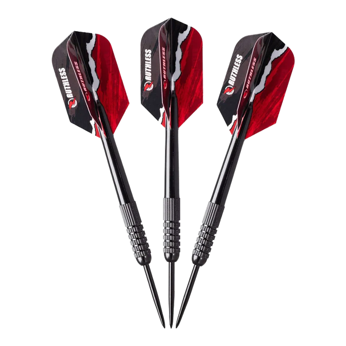 Zestaw do darta Ruthless Mini Desktop Das Bild zeigt drei Darts aus dem Ruthless Mini Desktop Dartboard Set. Die Darts haben schwarze Spitzen und auffällige schwarz-rote Flights.