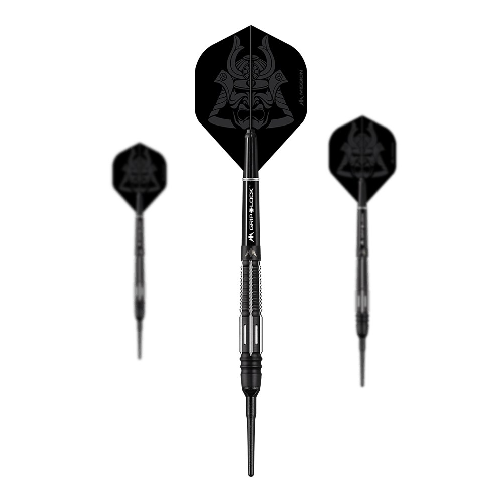 Das Bild zeigt drei Softdarts des Modells „Mission Kuro Model 4“. Die Darts sind schwarz gestaltet und haben ein Samurai-Motiv auf den Flights.