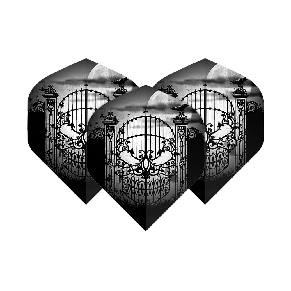 Alchemia Porzuć wszelką nadzieję Nr 2 Standardowe loty Das Bild zeigt drei schwarze Dart-Flights mit einem detailreichen, gotischen Tor-Design in Form eines Totenschädels. Im Hintergrund sind ein Vollmond und fliegende Raben zu sehen.