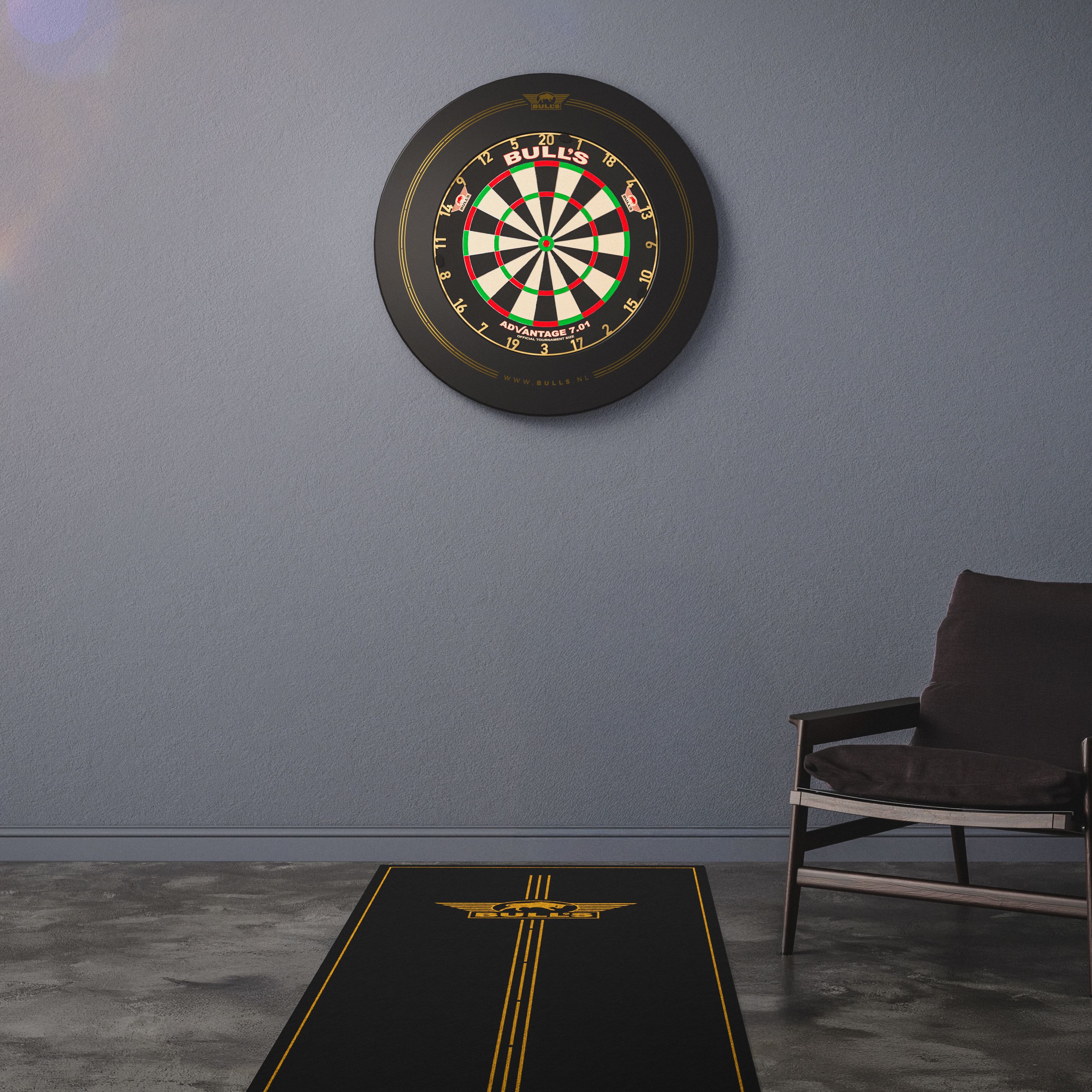 Das Bild zeigt ein Bulls NL Advantage Dartteppich vor einer Dartscheibe an der Wand. Daneben steht ein moderner Stuhl in einem schlicht eingerichteten Raum.