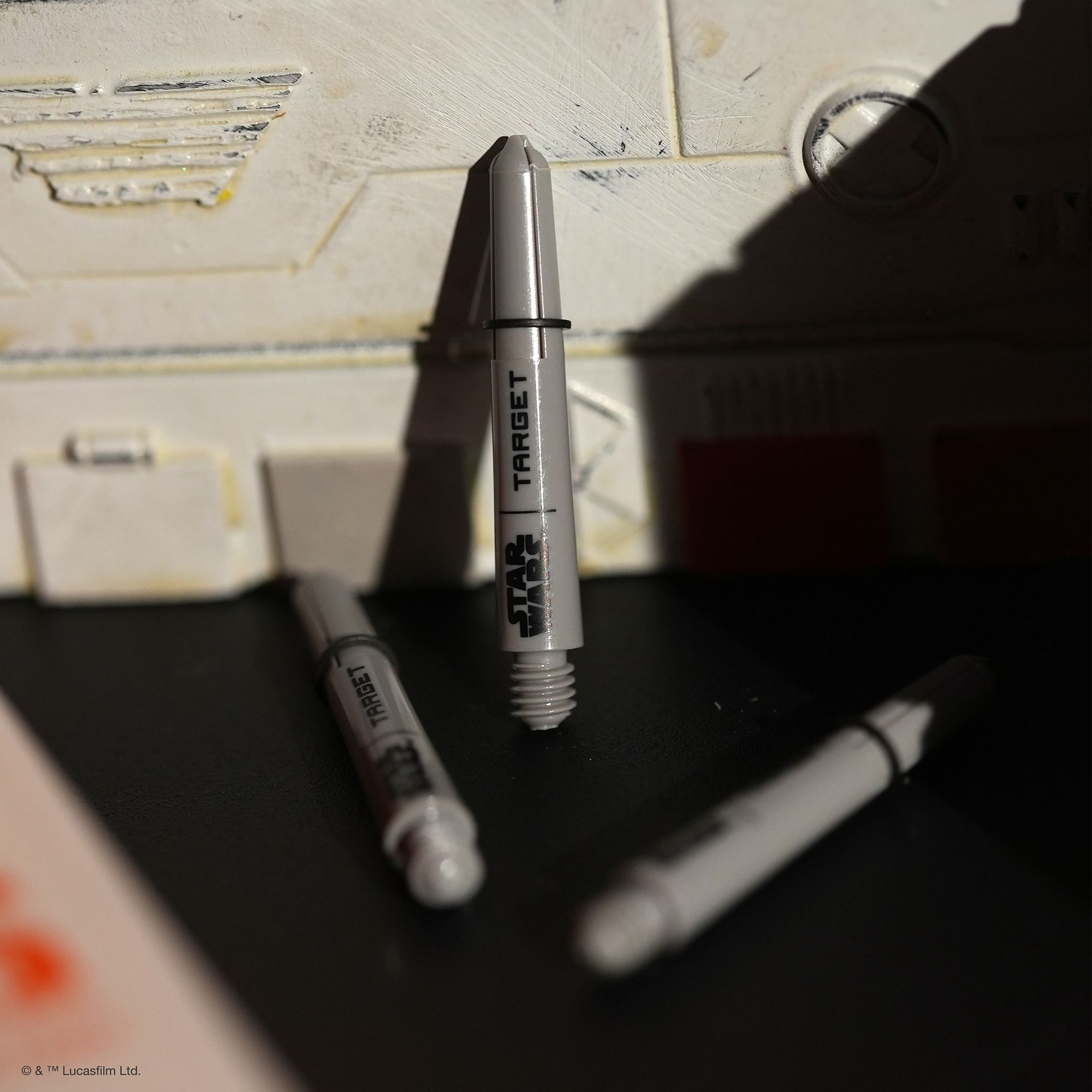 Dieses Bild zeigt die Target Star Wars ProGrip Shafts - Grau. Es handelt sich um graue Dartschäfte aus einer speziellen Edition.