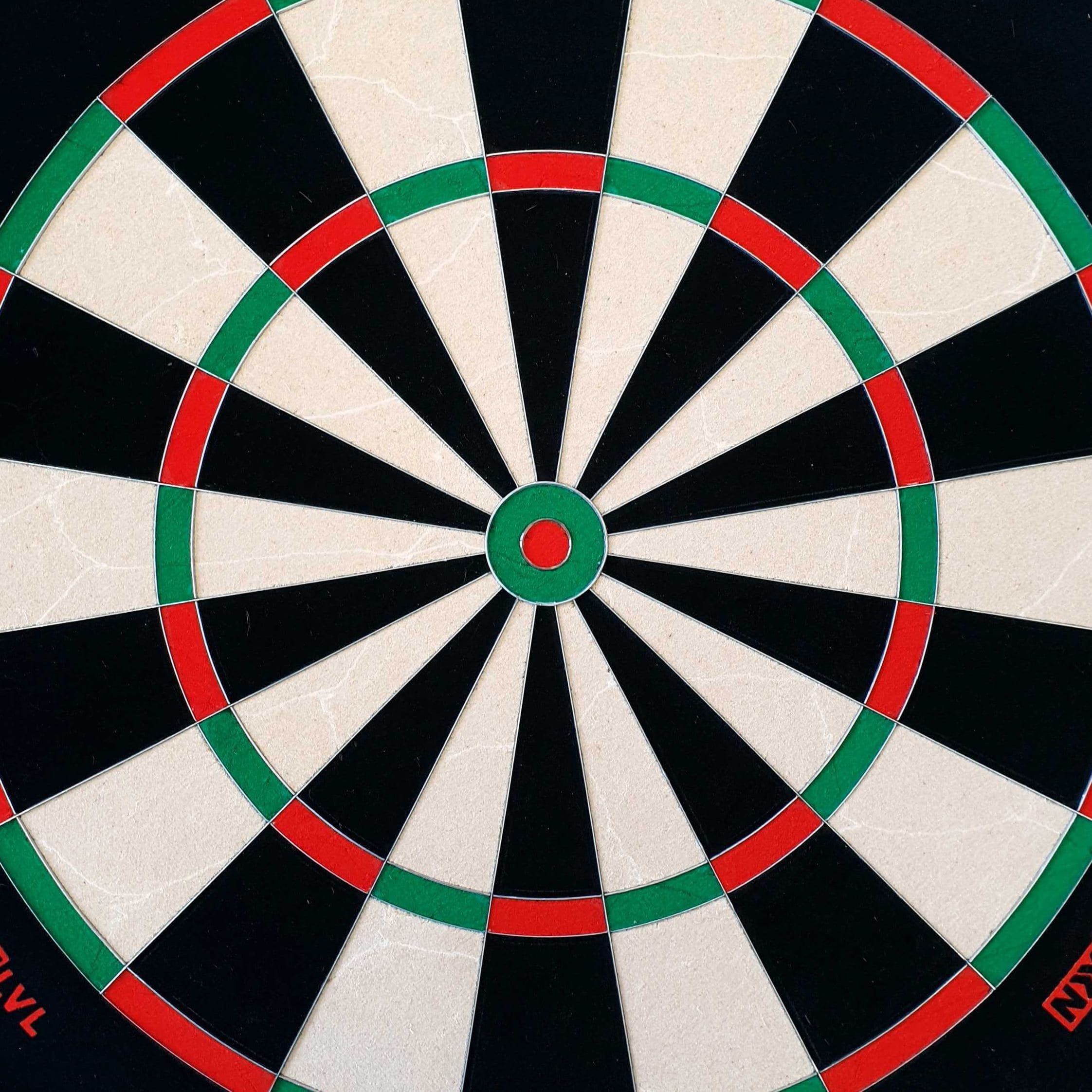 Tarcza do darta GOAT Everscore Steel Das Bild zeigt ein GOAT Everscore Steeldartboard mit klaren Farben und deutlichen Markierungen. Die Segmente sind in Schwarz, Weiß, Rot und Grün gehalten.