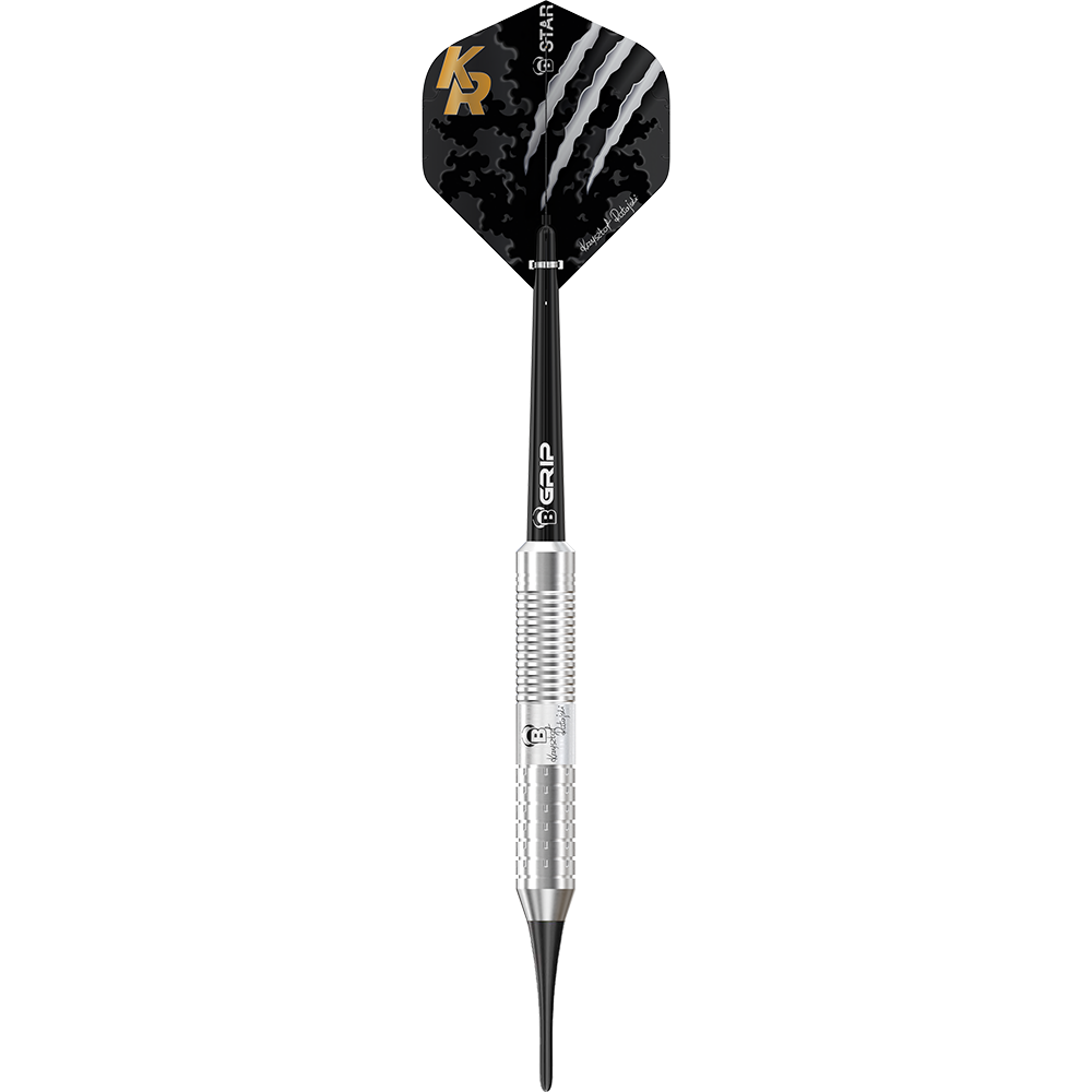 Das Bild zeigt einen silbernen Softdart mit dem Namen "Bulls Krzysztof Ratajski Brass Silver Softdarts - 18g". Der Dart hat einen schwarzen Flight mit Krallenmuster und goldfarbenen Initialen „KR“.