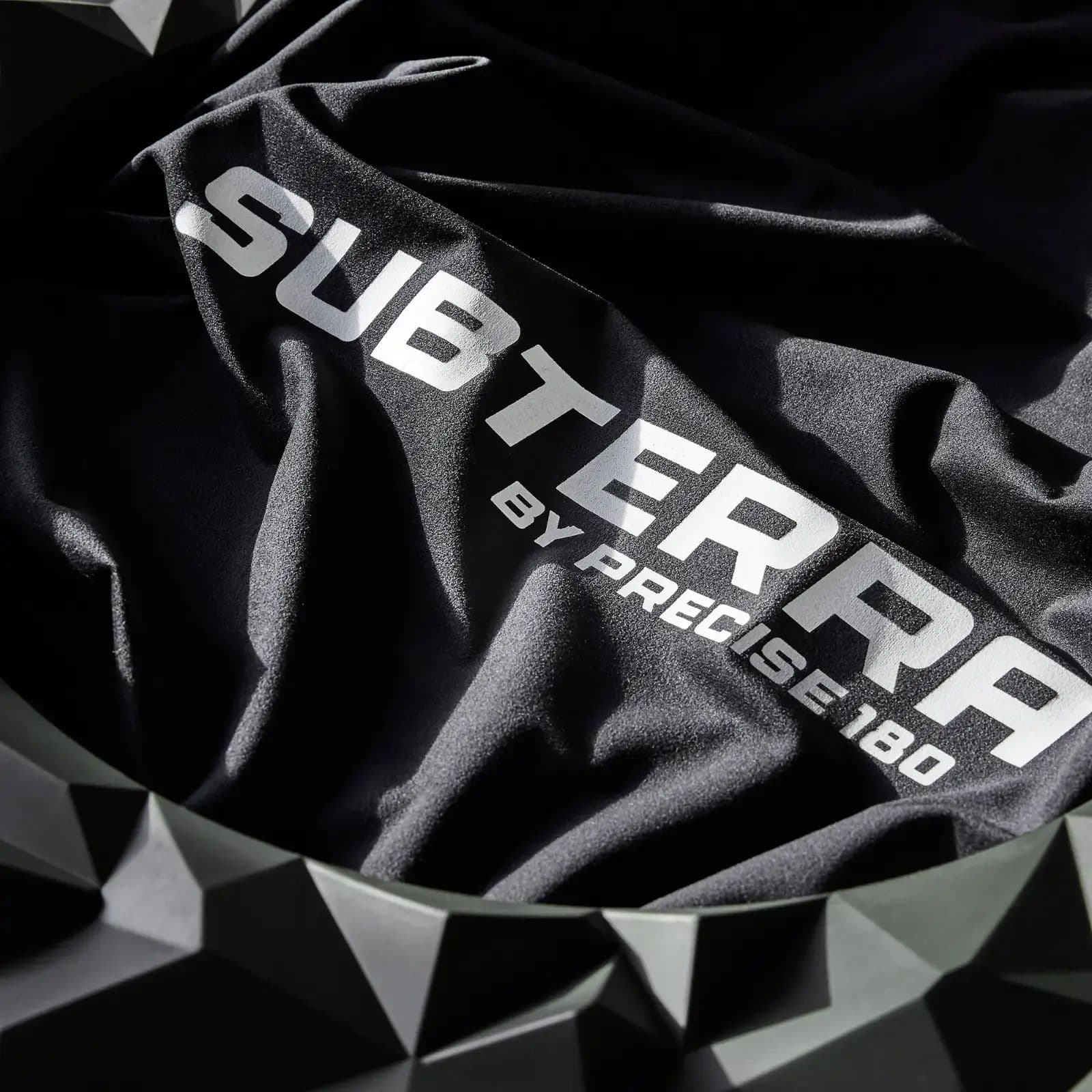 Precyzyjna tarcza do darta 180 3D Subterra Surround - grafitowa Auf diesem Bild sieht man das Precise 180 3D Dartboard Surround Subterra - Graphite. Die Dartboard-Umrandung ist in einem schlichten, modernen Design gehalten.