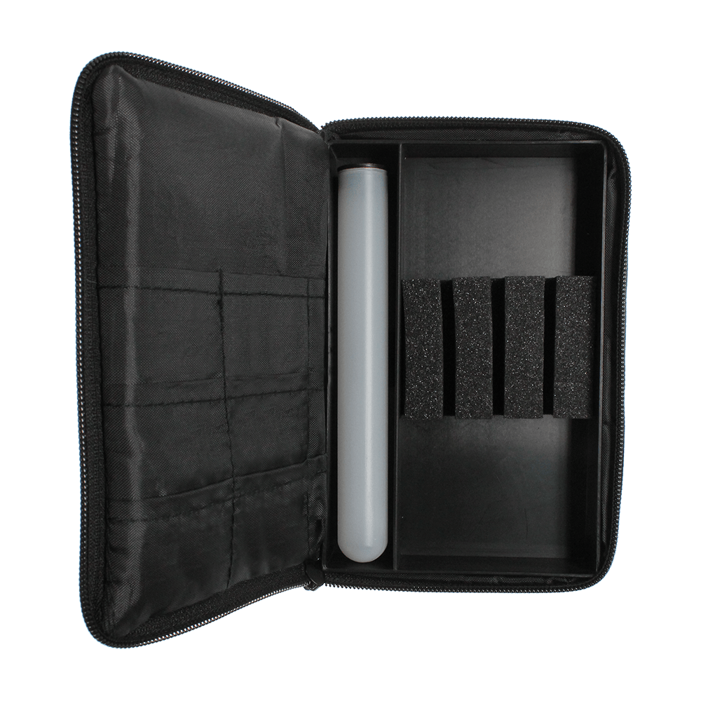 705_McDart_Tasche_Klein_OPEN_NEUlYujDdJjUOCPA Die Abbildung zeigt die geöffnete McDart Tasche Klein. Sie hat mehrere Fächer und Halterungen zur Aufbewahrung von Dartzubehör.