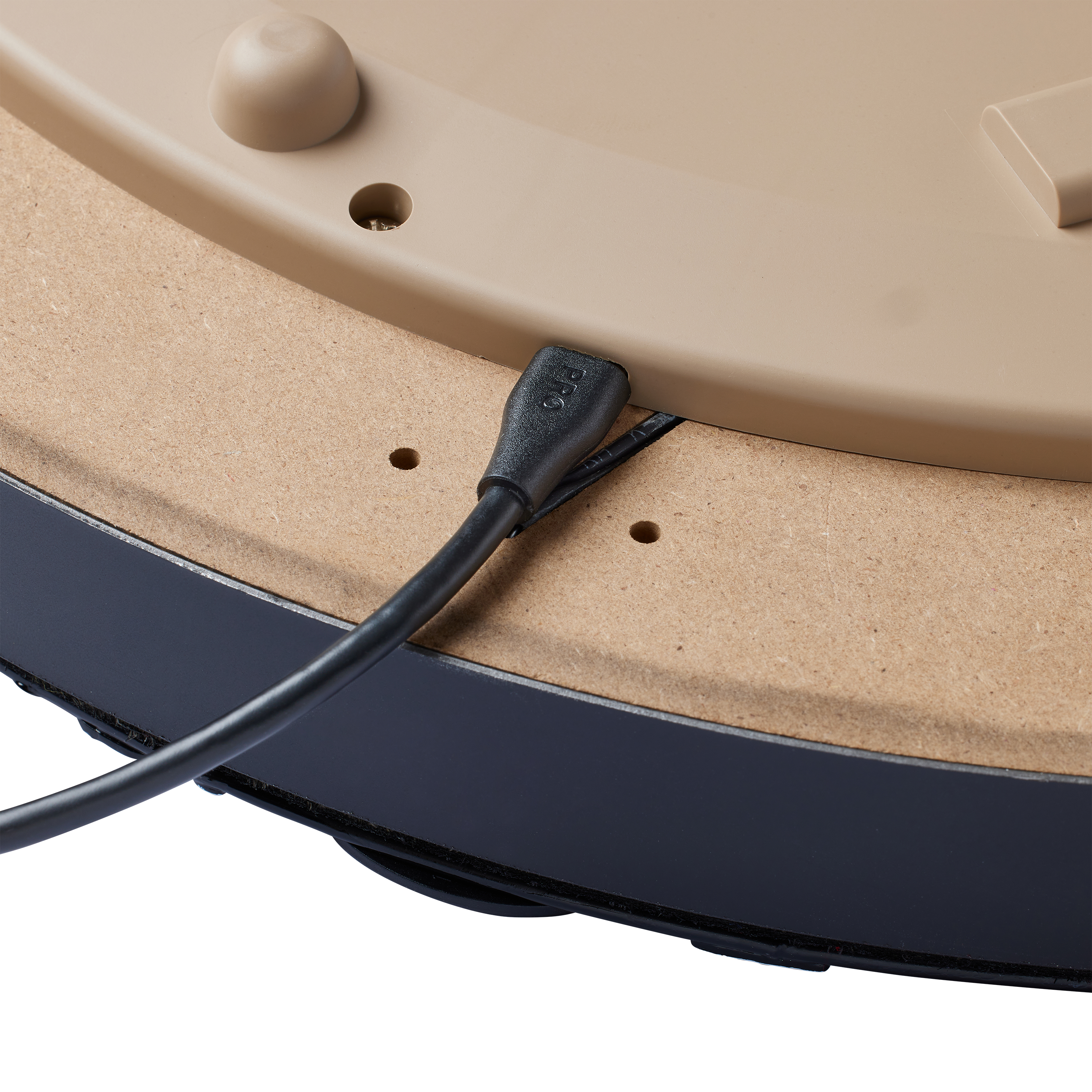 Das Bild zeigt die Rückseite des Unicorn Eclipse Smartboard Steeldartboards mit einem angeschlossenen Kabel. Das Kabel ist in einen Anschluss an der braunen Rückseite des Dartboards eingesteckt.