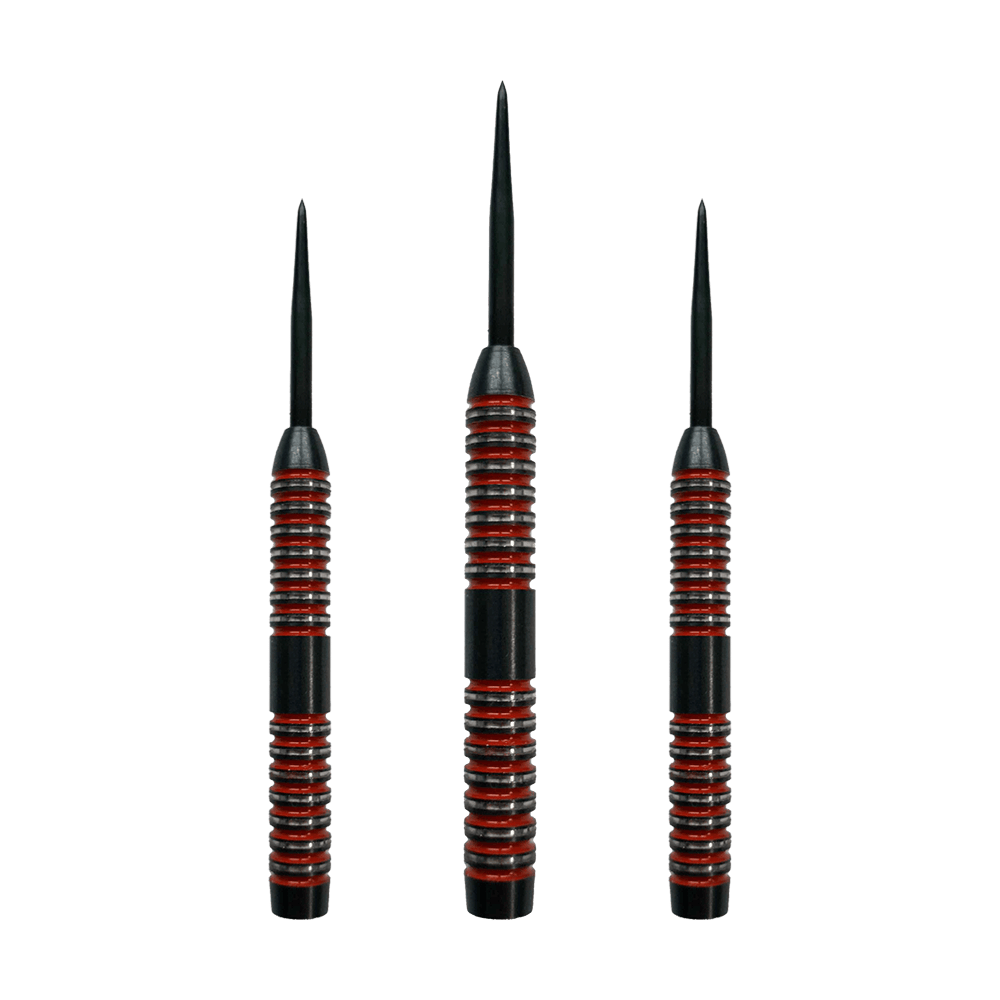 Lufy McDart Crimson Steeldart Das Bild zeigt drei McDart Crimson Steeldart Barrels mit schwarzen und roten Rillen. Sie stehen nebeneinander aufrecht mit den Spitzen nach oben.