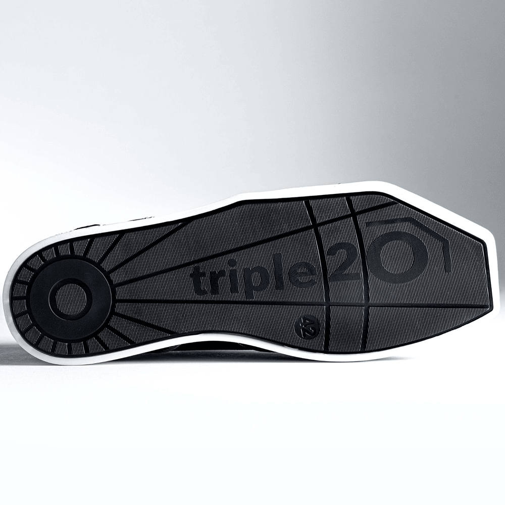 20200004-00_Triple20_Dartschuhe_Textil_Leder_Weiss_Schwarz_6 Das Bild zeigt die Sohle eines Schuhs mit der Aufschrift "triple20". Der Schuh ist ein Dartschuh aus Textil und Leder in Weiß und Schwarz.