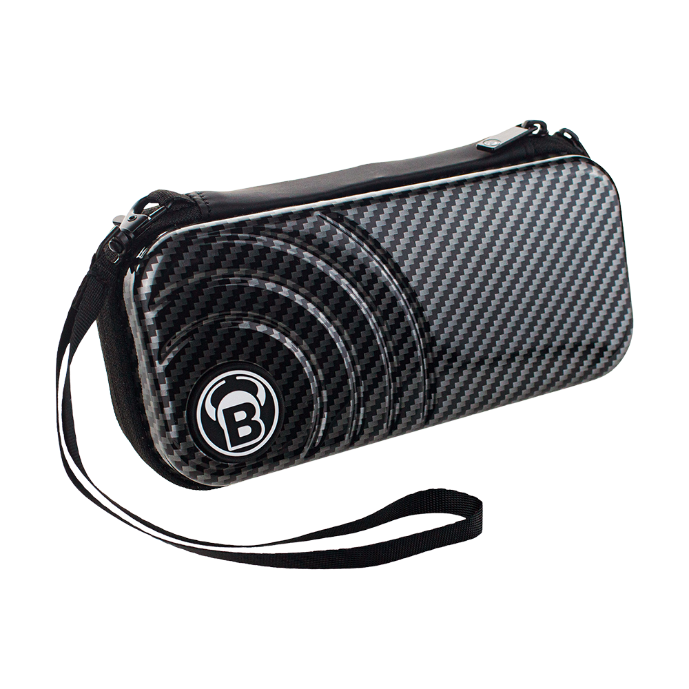 66375_Bulls_Orbis_S_Dartcase_Carbongrey_1 Das Bild zeigt das Produkt "Bulls Orbis S Dartcase - Carbongrey". Die Darttasche hat ein sportliches Carbon-Design mit einem schwarzen Handgelenkband.