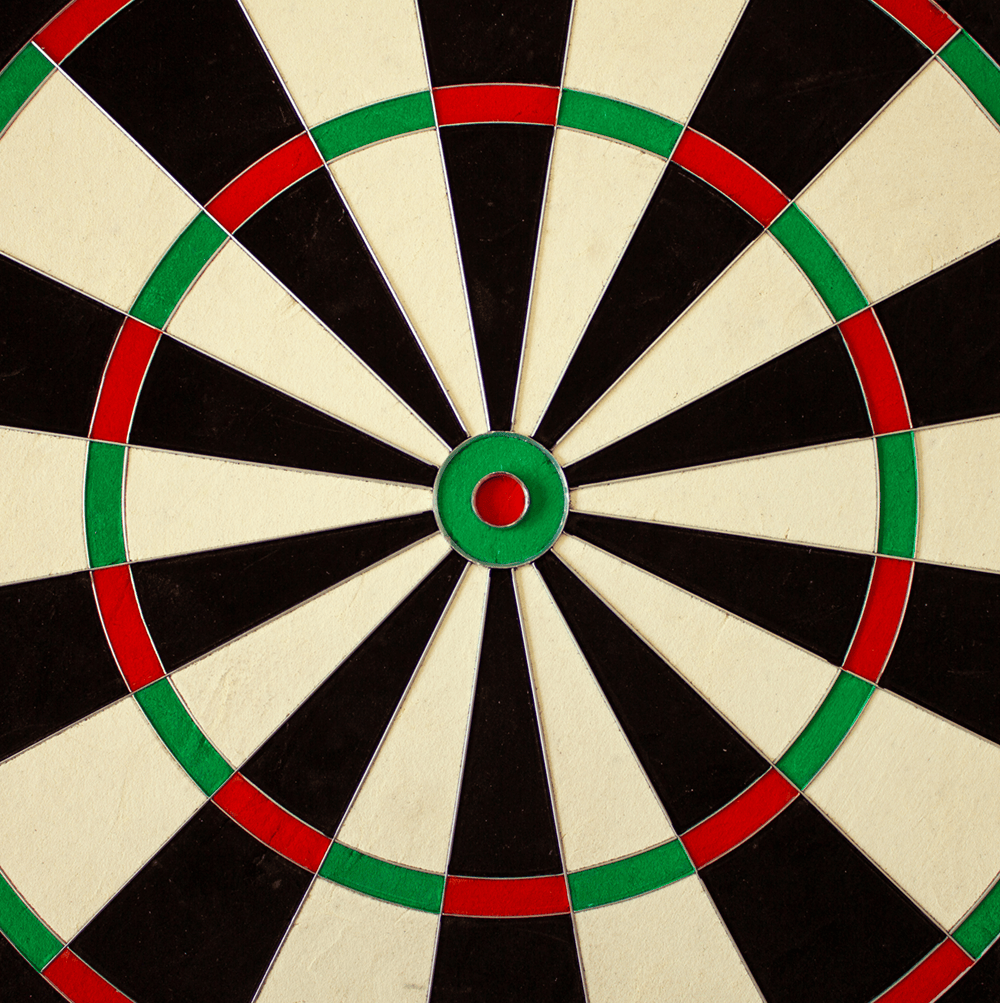 79900_Unicorn_Eclipse_Ultra_Steeldartboard_3gfPX7uCLnELDR Dies ist ein Bild des Unicorn Eclipse Ultra Steeldartboards. Die Dartscheibe zeigt deutliche schwarz-weiße Segmente mit roten und grünen Ringen.