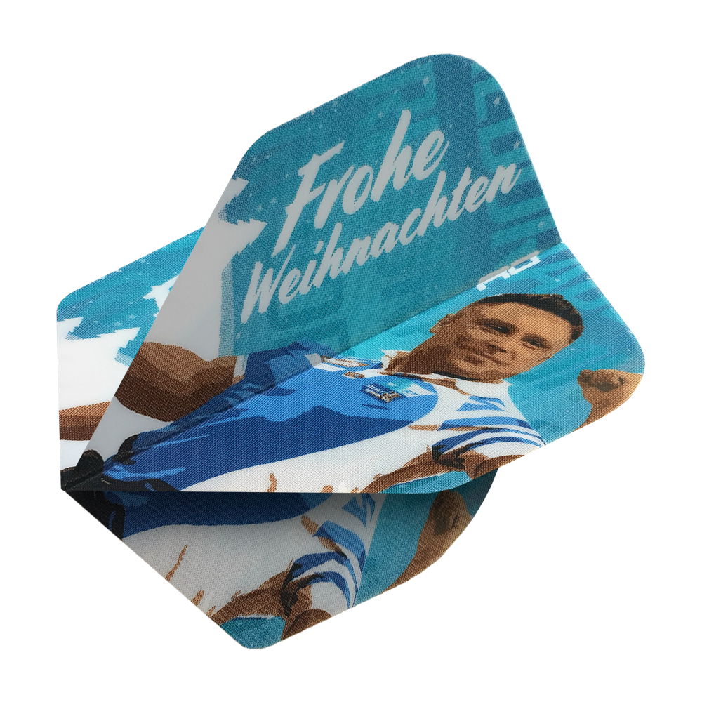 WF-8_Red_Dragon_Merry_Christmas_Flights_Gerwyn_Price_Blue_2 Das Bild zeigt Dart-Flights mit einem Weihnachtsmotiv in Blau. Auf den Flights steht "Frohe Weihnachten" und es ist ein Bild von Gerwyn Price abgebildet.