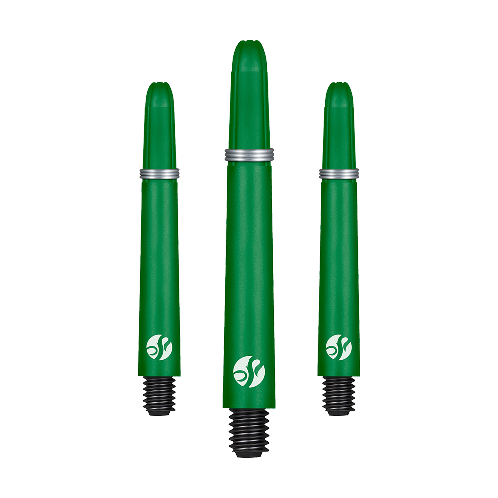 Wałki karbonowe Shot Koi - zielone Auf dem Bild sind drei grüne Dartschäfte mit schwarzen Gewinden zu sehen. Sie haben silberne Ringe und ein weißes Logo am unteren Ende.