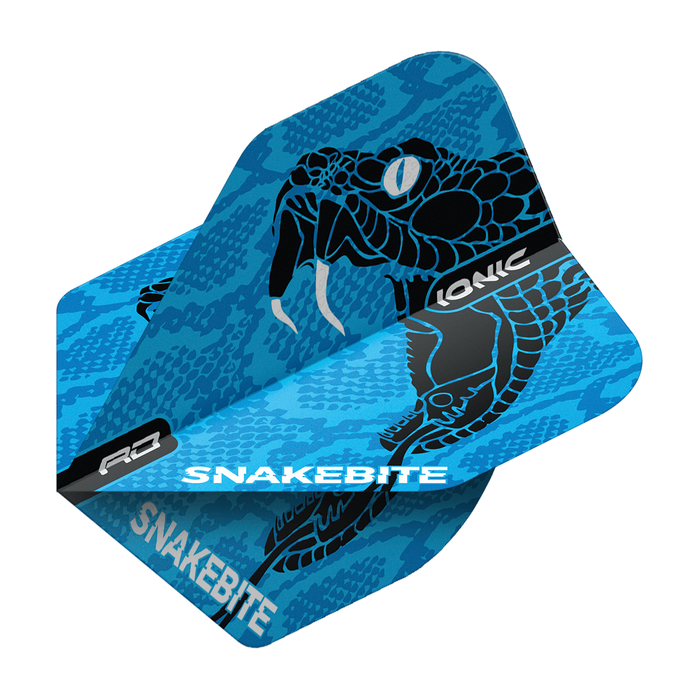 TF6569_Red_Dragon_Hardcore_Ionic_Snakebite_Blue_Head_Standard_Flights_2 Das Bild zeigt ein blaues Dart-Flight mit einem schwarzen Schlangenkopf-Design. Auf dem Flight steht der Schriftzug "SNAKEBITE" in weißer Farbe.