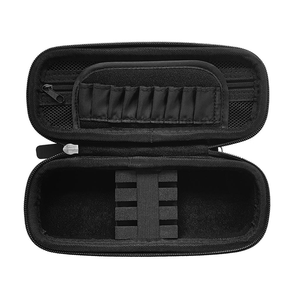 JD7021_Mission_Jack_Daniels_Freedom_Slim_Dartcase_OPEN Das Bild zeigt das geöffnete Mission Jack Daniels Freedom Slim Dartcase. Im Inneren befinden sich mehrere Fächer und elastische Schlaufen zur sicheren Aufbewahrung von Dartzubehör.