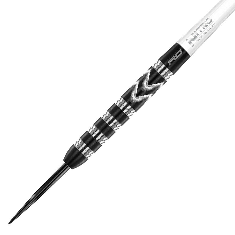 Das Bild zeigt einen hochwertigen Steeldart mit schwarzem und silbernem Muster. Auf dem Schaft steht „NITRO TECH“ und das Design wirkt modern und präzise verarbeitet.