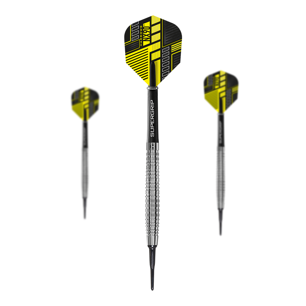 Harrows NX90 Softdarts Das Bild zeigt drei Harrows NX90 Softdarts mit schwarz-gelben Flights und silbernen Griffen. Die Dartpfeile haben eine moderne, auffällige Optik und sind auf grünem Hintergrund dargestellt.