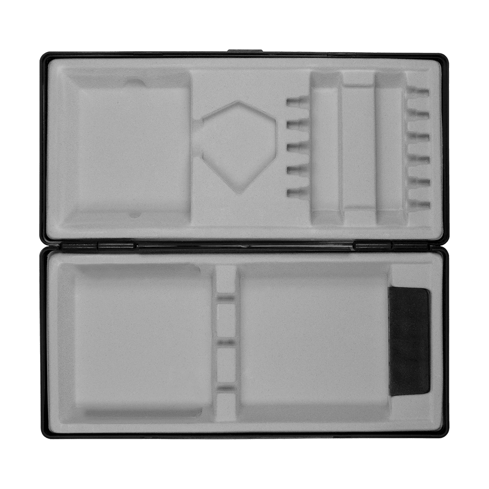 Pudełko ABS z nadrukiem na zamówienie Das Bild zeigt eine geöffnete schwarze Box mit mehreren Fächern und Einteilungen. Die Innenausstattung besteht aus hellem Schaumstoff, der zur sicheren Aufbewahrung verschiedener Gegenstände dient.