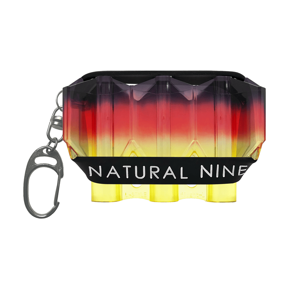 LSF35_L-Style_N9_Krystal_Tri_Color_Flightcase_1 Das Bild zeigt das Produkt „L-Style N9 Krystal Tri Color Flightcase - Sunrise“. Das Etui hat einen Farbverlauf von Schwarz über Rot zu Gelb und trägt vorne die Aufschrift „NATURAL NINE“.