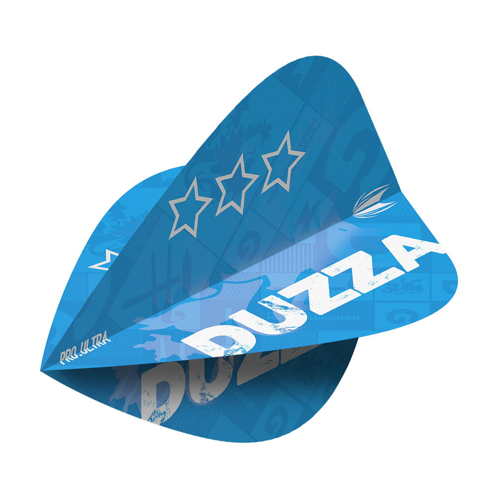TG8_335680_Target_ProUltra_Glen_Durrant_Kite_Flights_2 Das Bild zeigt ein blauen Dartflight mit dem Schriftzug „DUZZA“. Auf dem Flight sind außerdem drei Sterne und weitere grafische Elemente zu sehen.