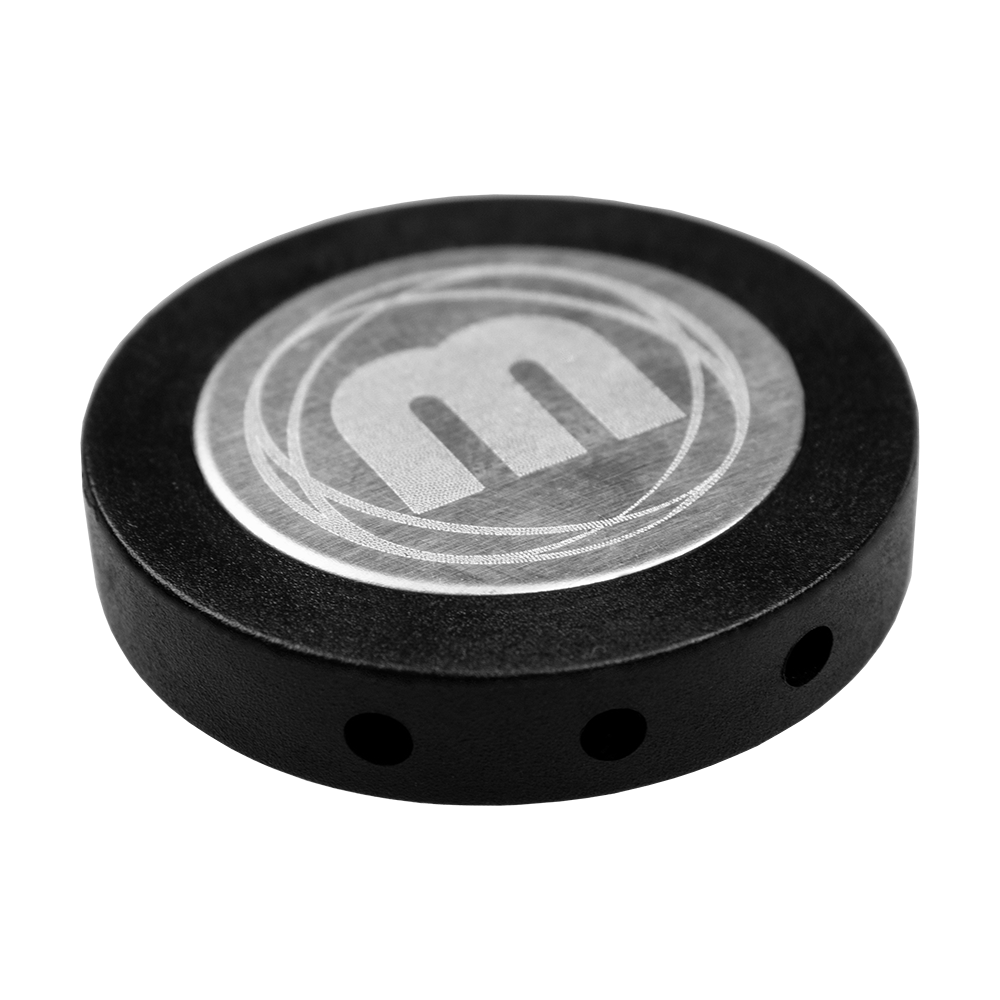 8659_Winmau_Premium_Point_Protector_f-r_Steeldarts_2 Das Bild zeigt einen Winmau Premium Point Protector für Steeldarts. Es ist ein rundes, schwarzes Schutzetui mit dem Winmau-Logo auf der Oberseite.