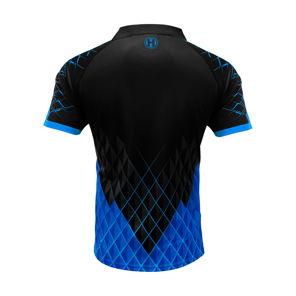 HRS-26135_Harrows_Paragon_Dartshirt_Blau_2 Das Bild zeigt das Harrows Paragon Dartshirt in Blau von hinten. Das Shirt hat ein schwarzes Oberteil mit blauen und schwarzen geometrischen Mustern im unteren Bereich.