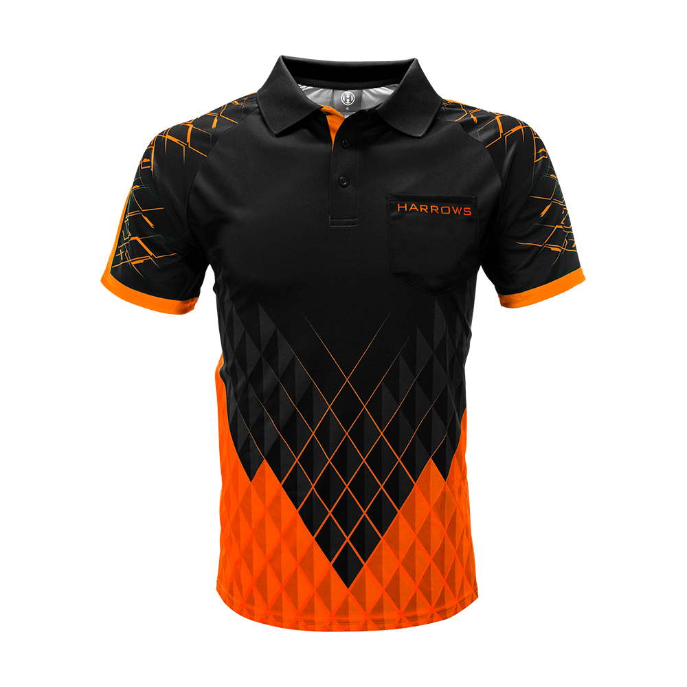HRS-26234_Harrows_Paragon_Dartshirt_Orange_1 Das Bild zeigt ein Harrows Paragon Dartshirt in Orange und Schwarz mit geometrischem Muster. Auf der Brust befindet sich ein kleines Brustfach mit dem Schriftzug „HARROWS“.