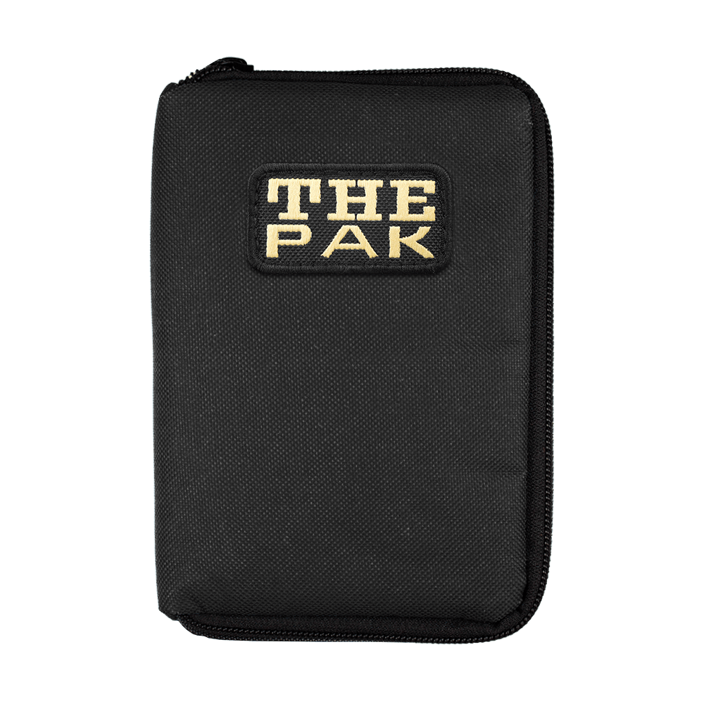 705TP_The_Pak_Dartcase_Schwarz_1 Das Bild zeigt ein schwarzes Etui mit einem Reißverschluss, auf dem "THE PAK" steht. Es handelt sich um das Produkt "The Pak Dartcase".