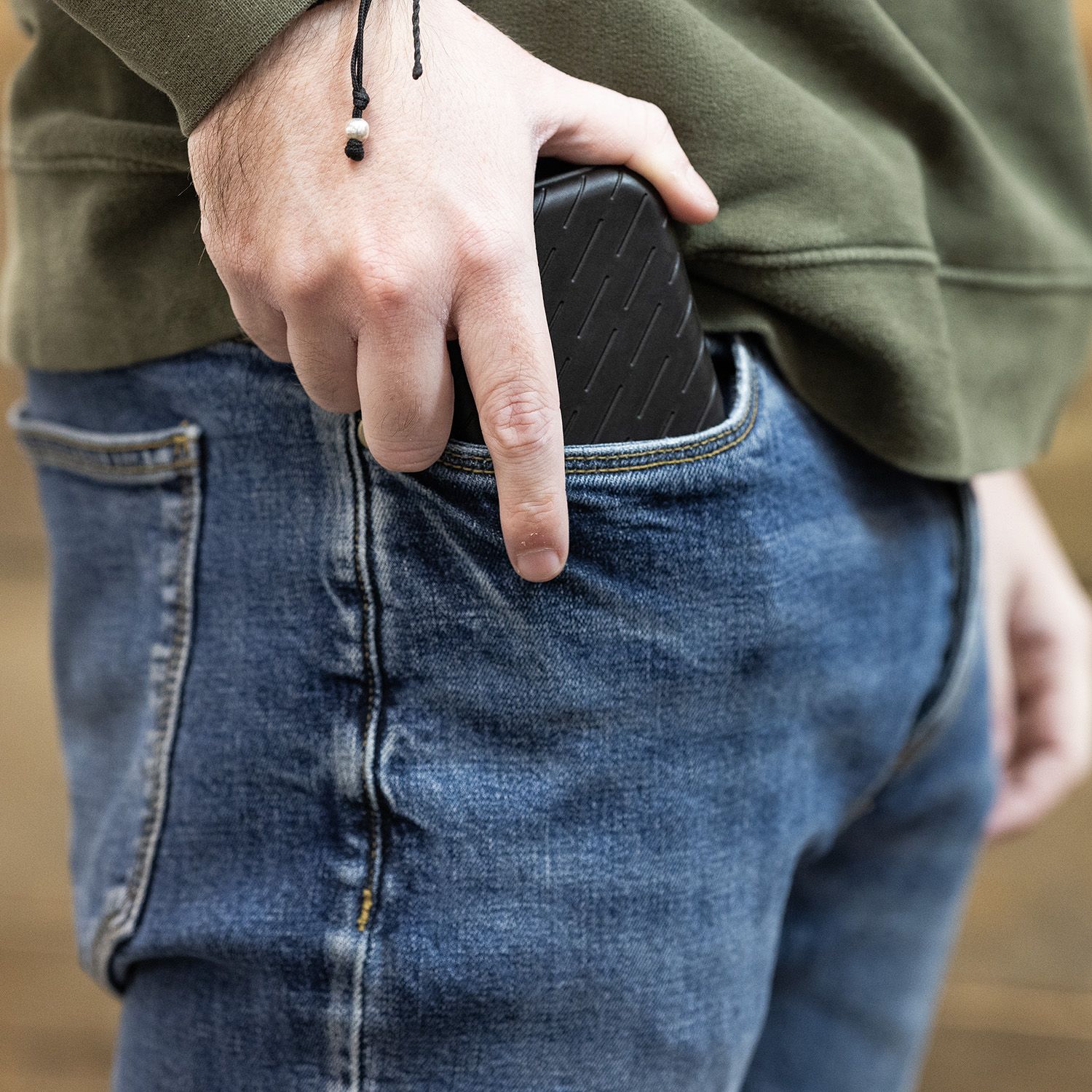 Etui na lotki Harrows Slimcase Eine Darttasche aus dunklem Material wird liegend präsentiert. Die feine Oberflächenstruktur ist gut erkennbar.