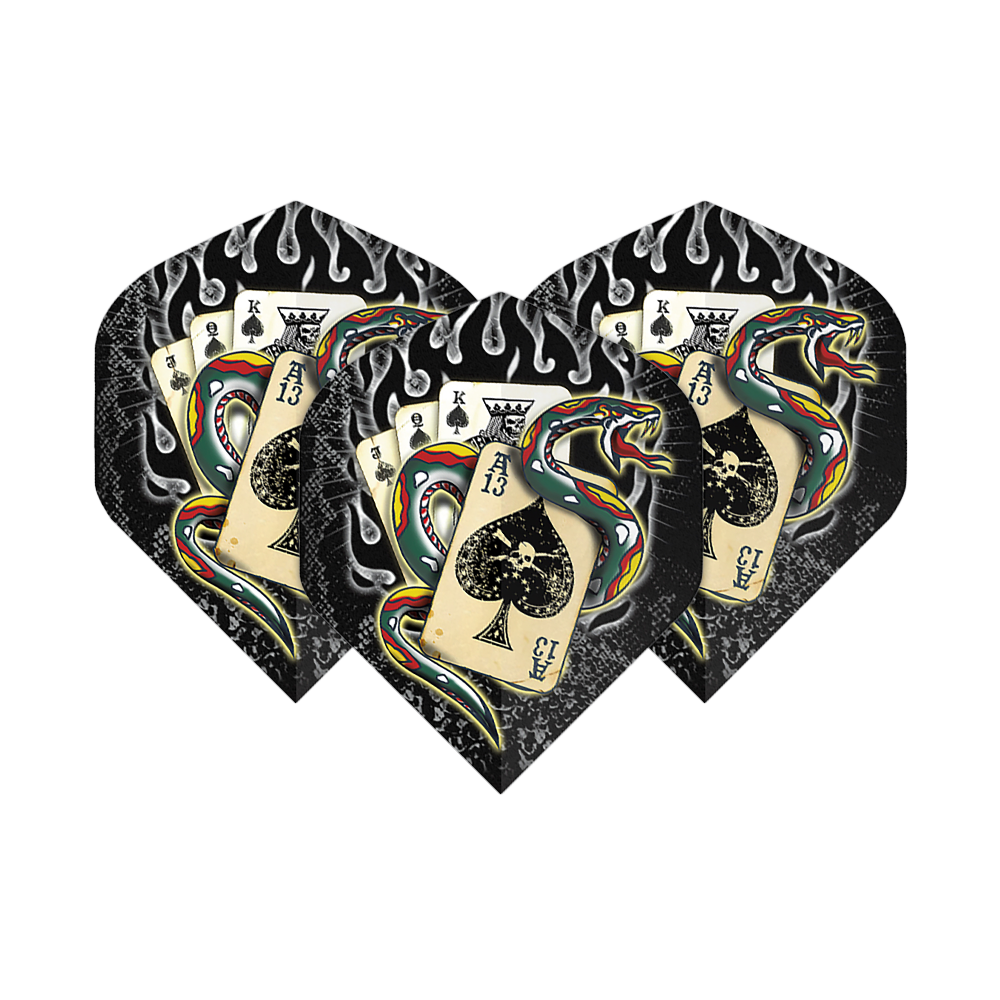 Alchemiczny Wąż Pik nr 2 Standardowe Loty Das Bild zeigt drei Dartflights mit einem auffälligen Design. Auf den Flights sind Spielkarten, eine bunte Schlange und Flammen abgebildet.